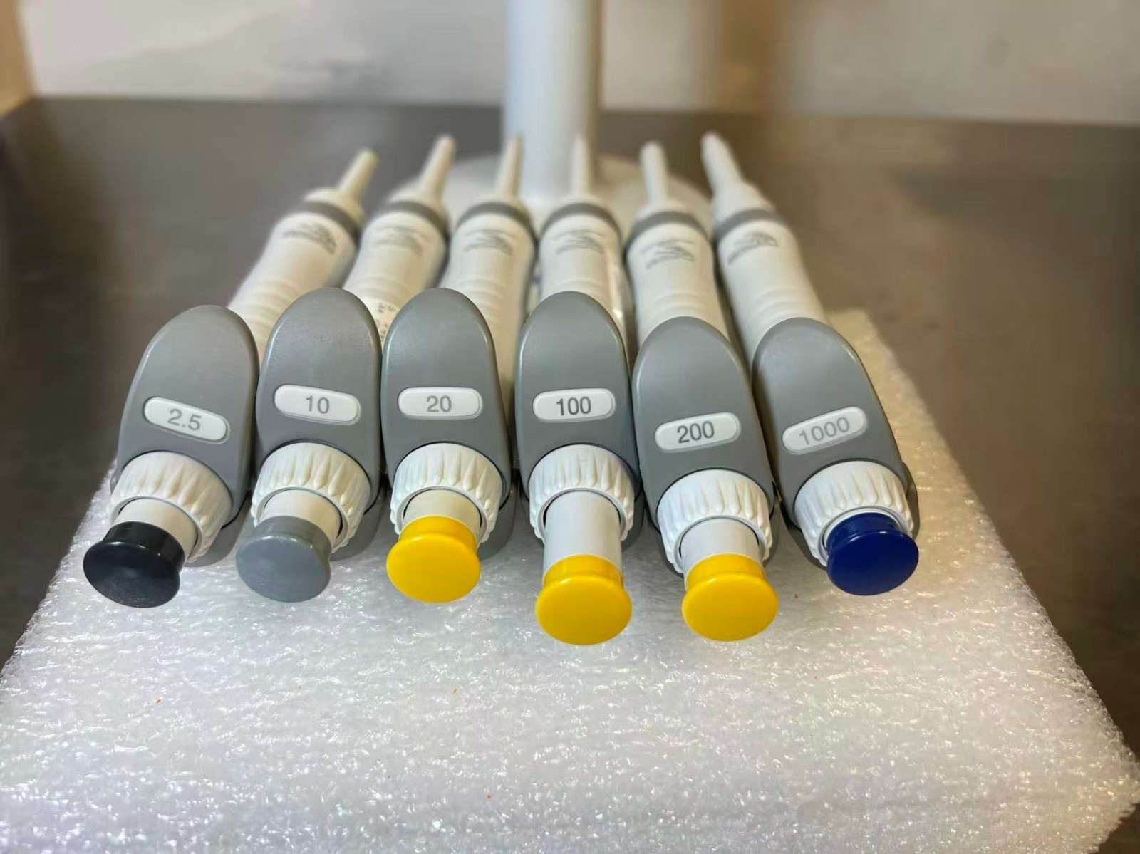 Set 6- Eppendorf Research Plus 2.5, 10, 20, 100, 200, 1000uL Pipette + Carousel