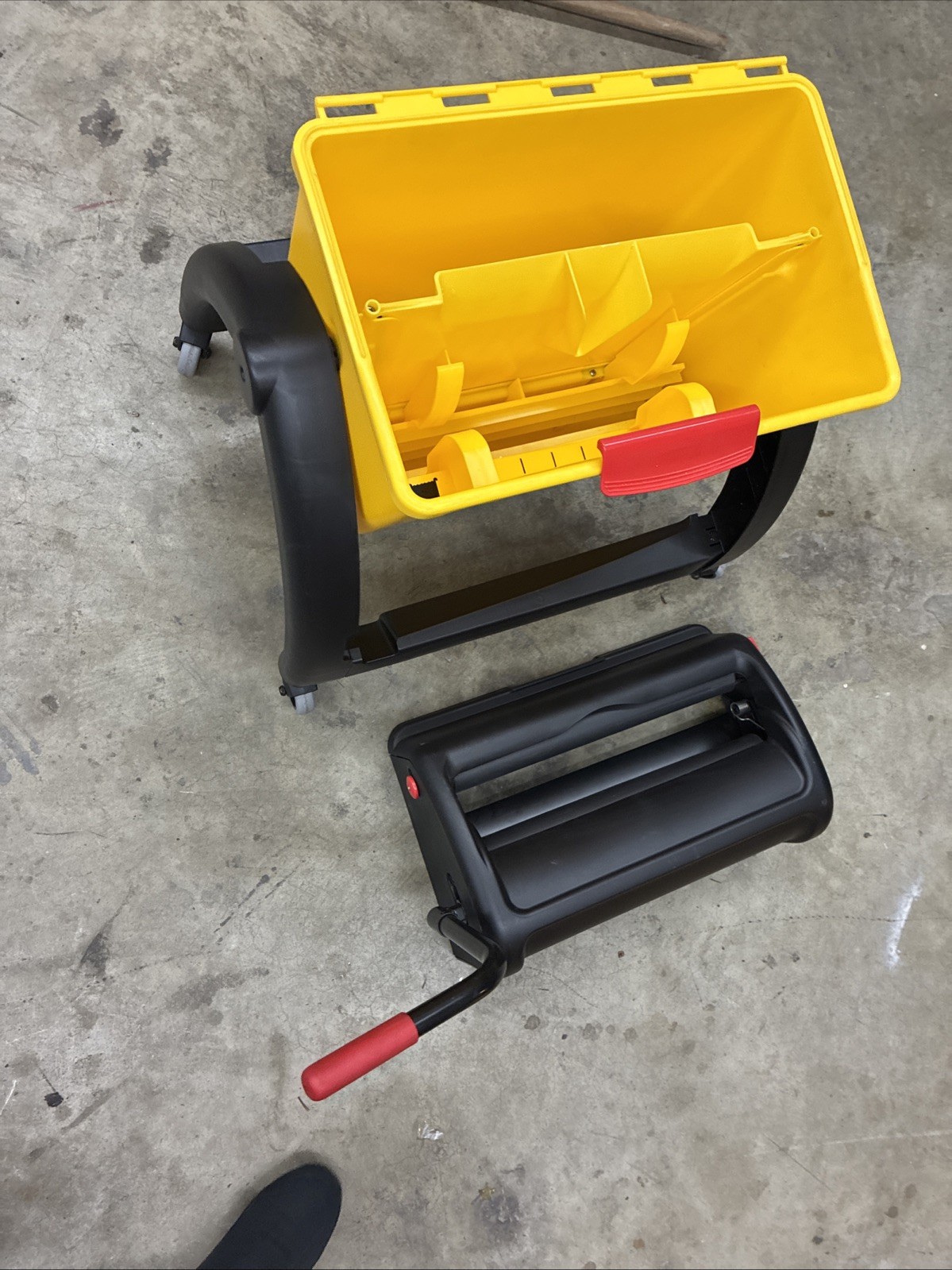 Rubbermaid HYGEN Industrial Mop Filter Bucket Combo Wringer Clean Water System