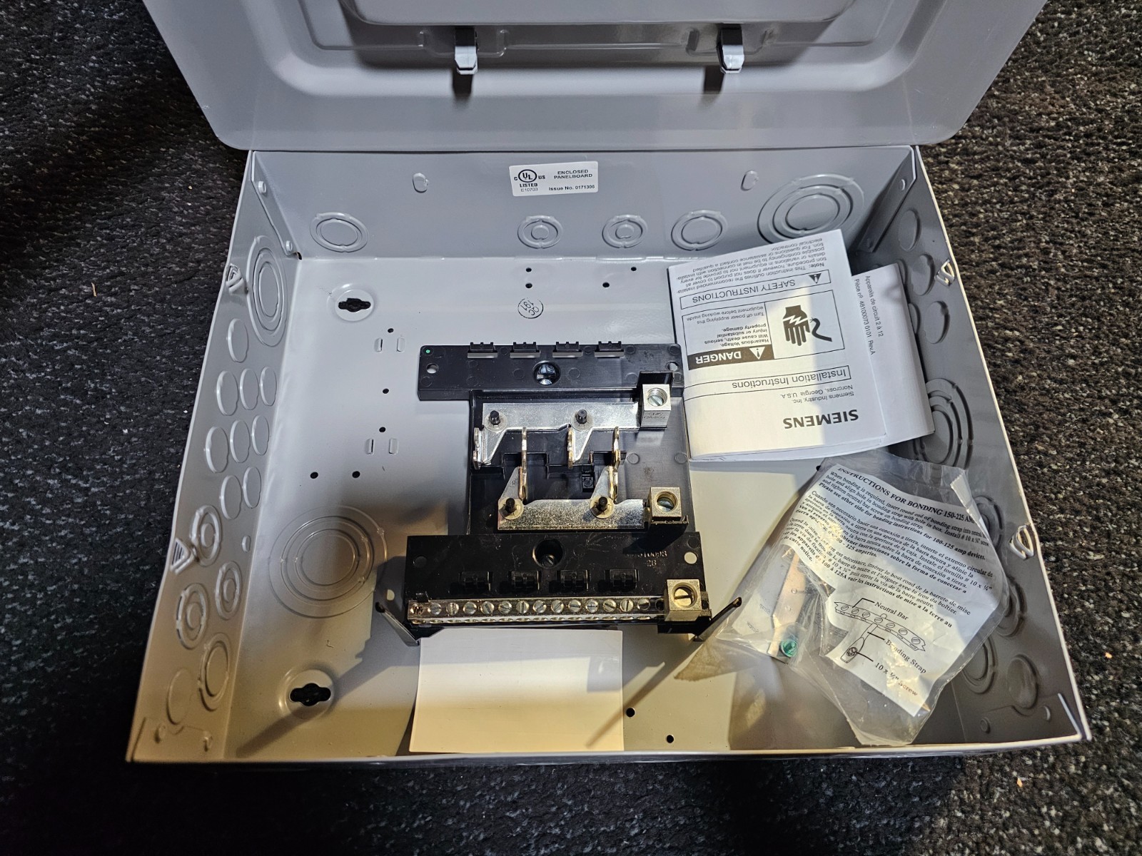 Siemens E0816ML1125F Main Lug Load Center 125A 120/240V 8 Spaces 16 Circuits
