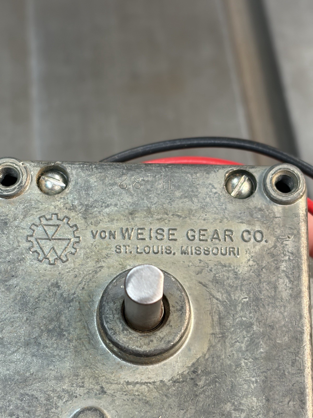 QTY 1 VON WEISE GEAR MOTOR 12 VOLTS 14:1 RATIO BOTH SHAFTS ARE 5/16″ DIAMETER