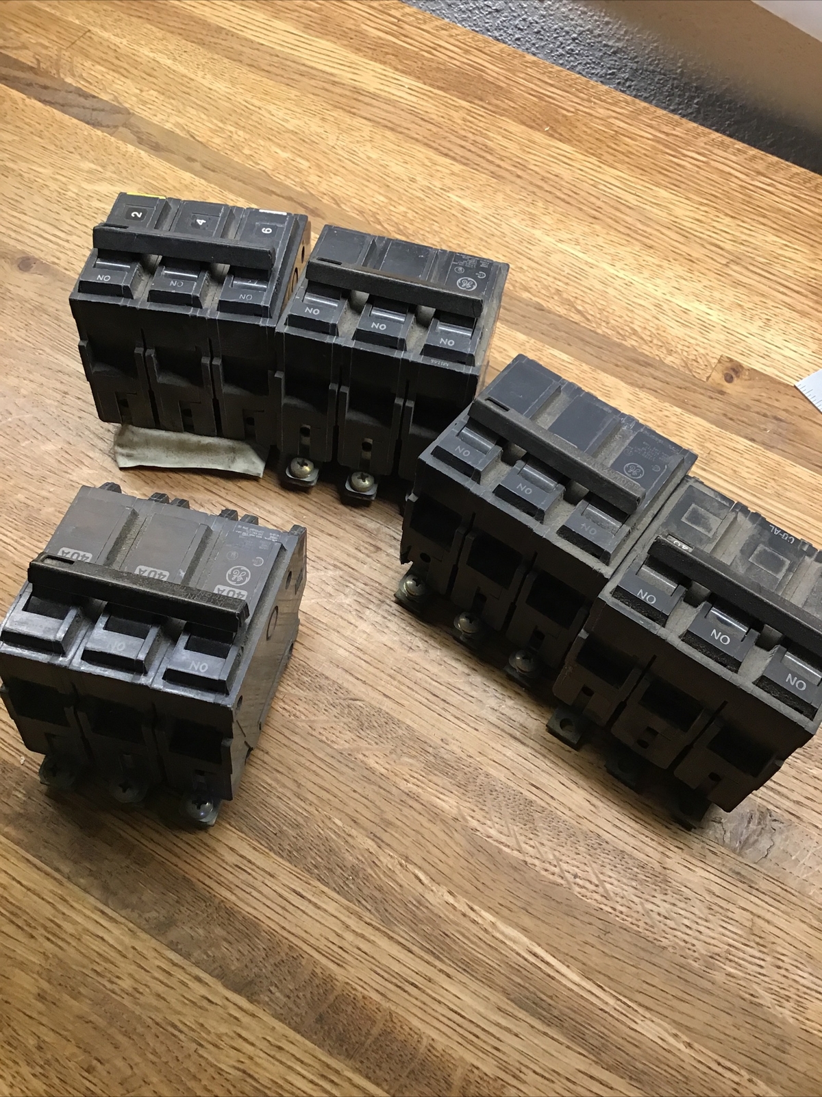 (1) G E 40 AMP 3 POLE CTL COMMON TRIP CIRCUIT BREAKER