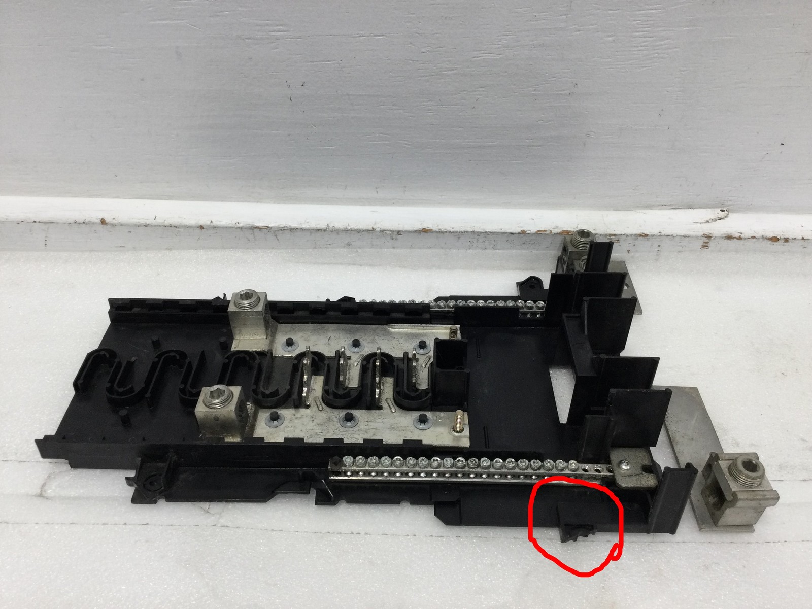 Square D HOM816M200PFTRB 200 Amp 4 Space Load Center Guts Only 11″ x 18″ – Flaw
