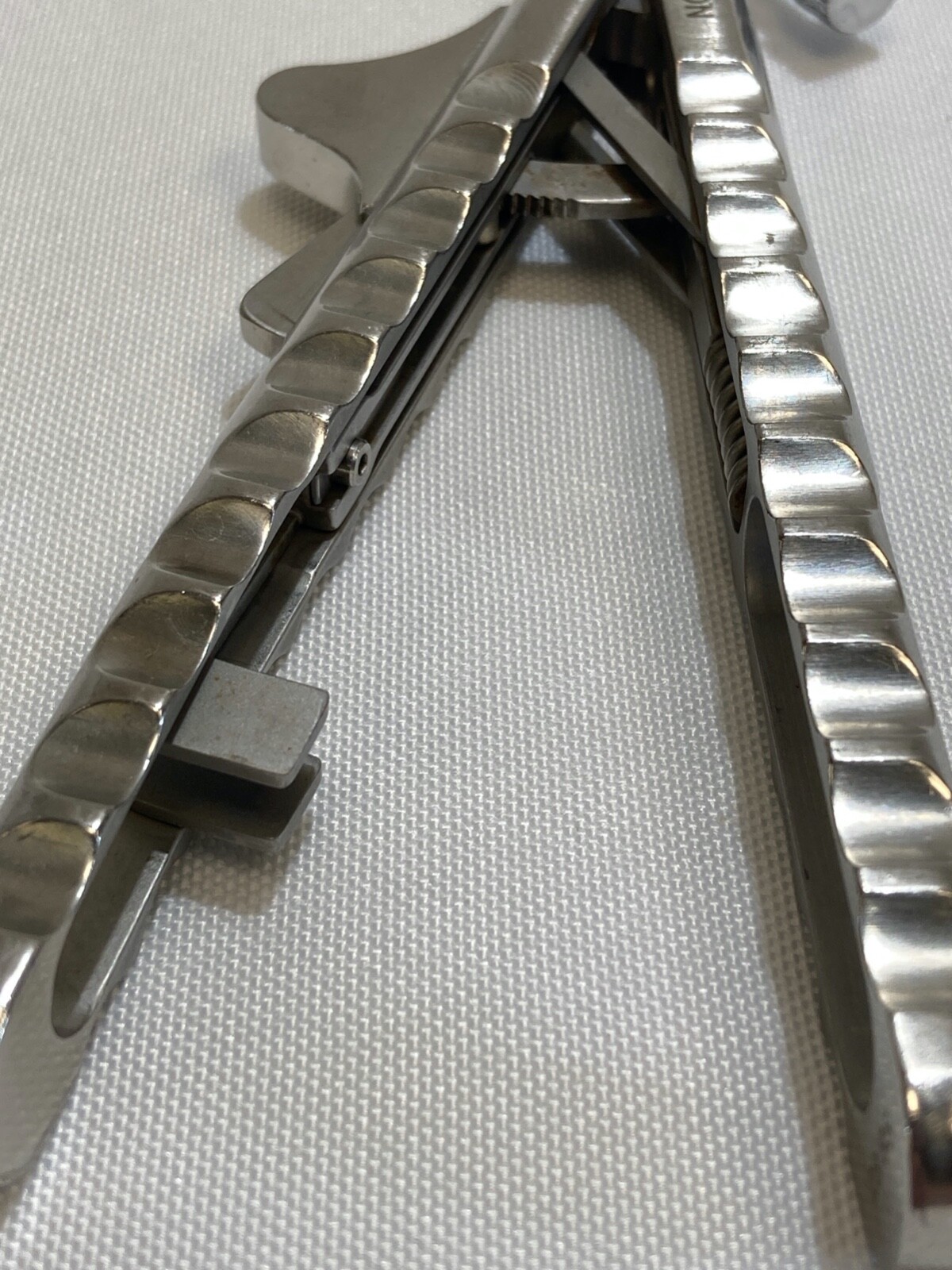Stainless Steel Self Righting Single Action T/C Jaw Laparoscopic Needle Holder