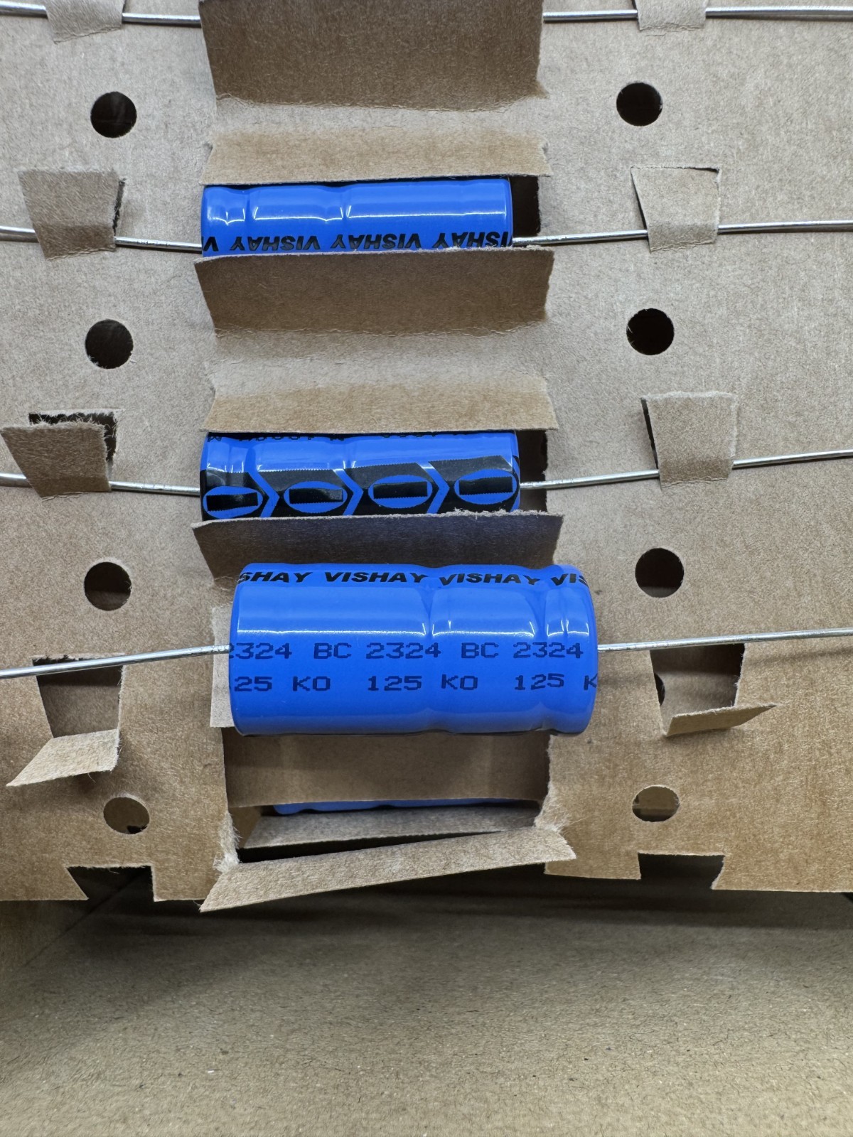 5X MAL212517102E3 VISHAY 1000uF 40V Axial, Can 159mOhm @ 100Hz 10000 Hrs @ 105°C