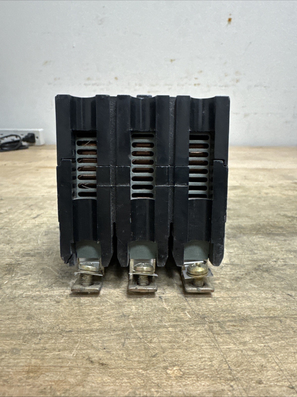 GENERAL ELECTRIC TEY330 TEY 3 POLE 30 AMP 480v CIRCUIT BREAKER