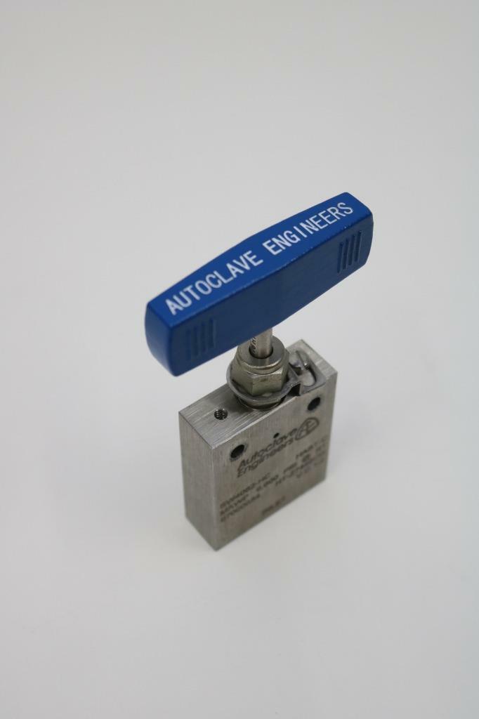 Autoclave Engineers SW4082 HC Two Way Angle Valve Hastelloy