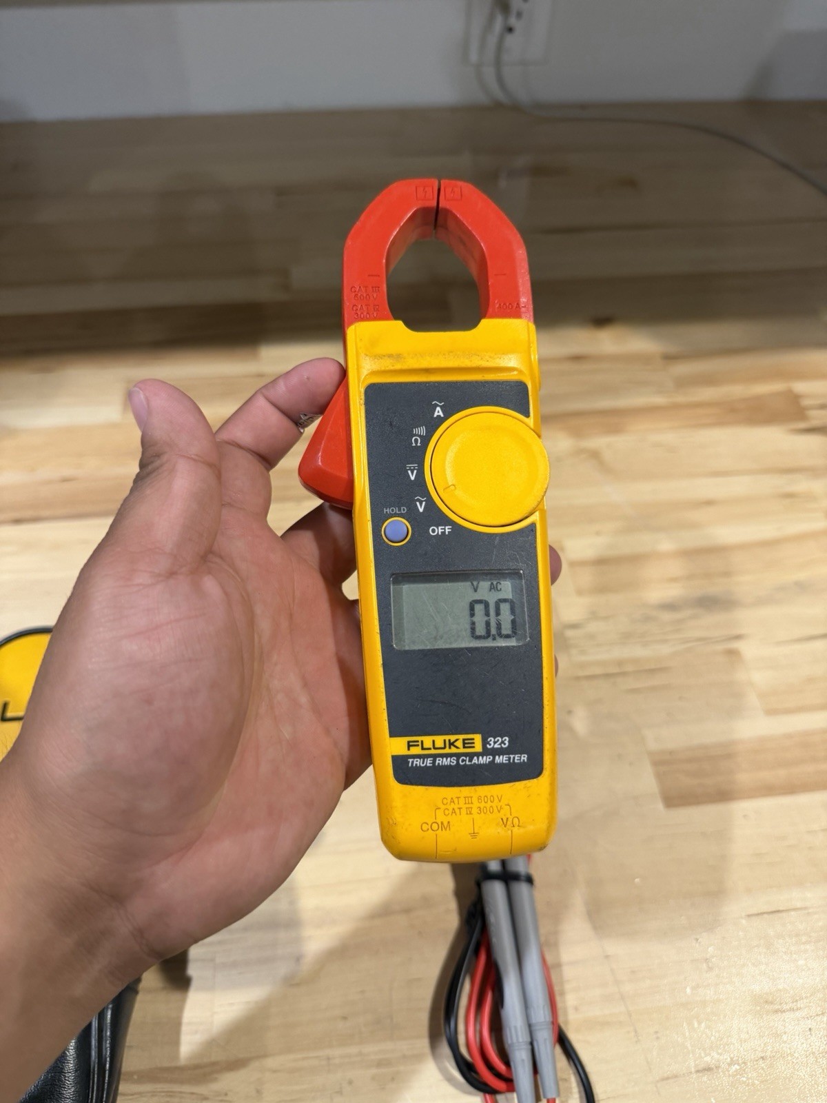 Fluke 323 TRUE-RMS DIGITAL CLAMP METER W/ BAG & LEADS (SHIPS FAST)