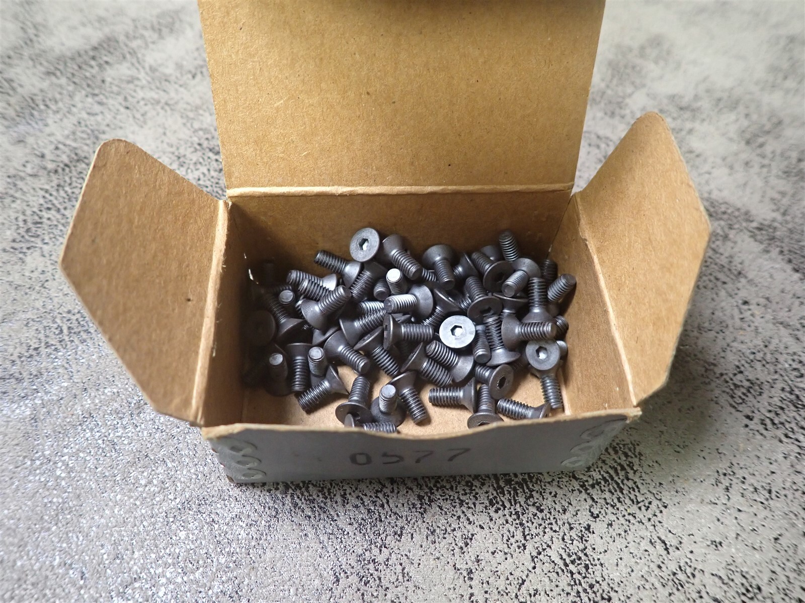NEW Unbrako 03311 M4 X 10 DIN 7991 Flat Head Socket Screws Lot of 81 (BN418)