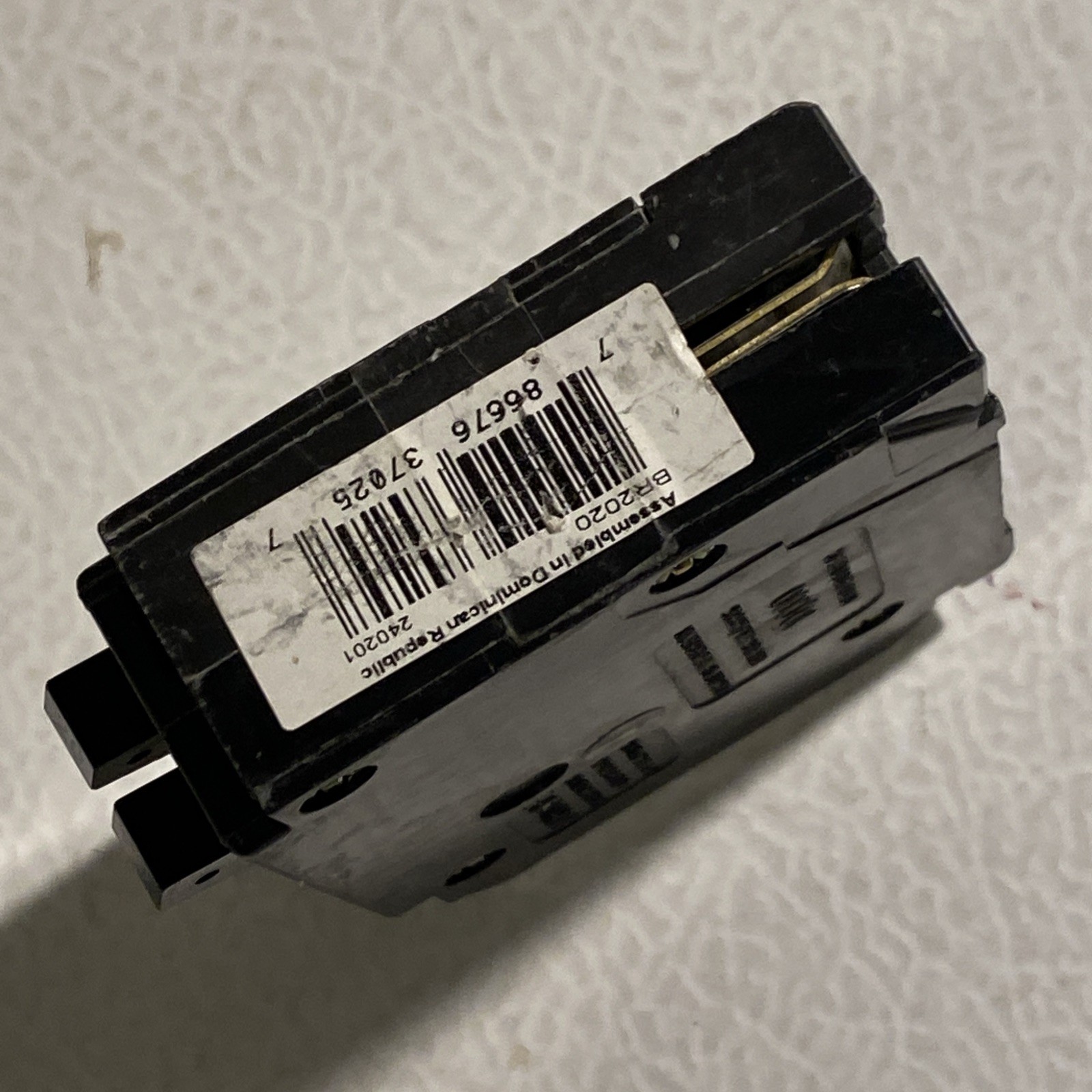 Eaton BR2020 20A 120V Tandem Breaker – Twin Single Pole No Rejection Clip Black
