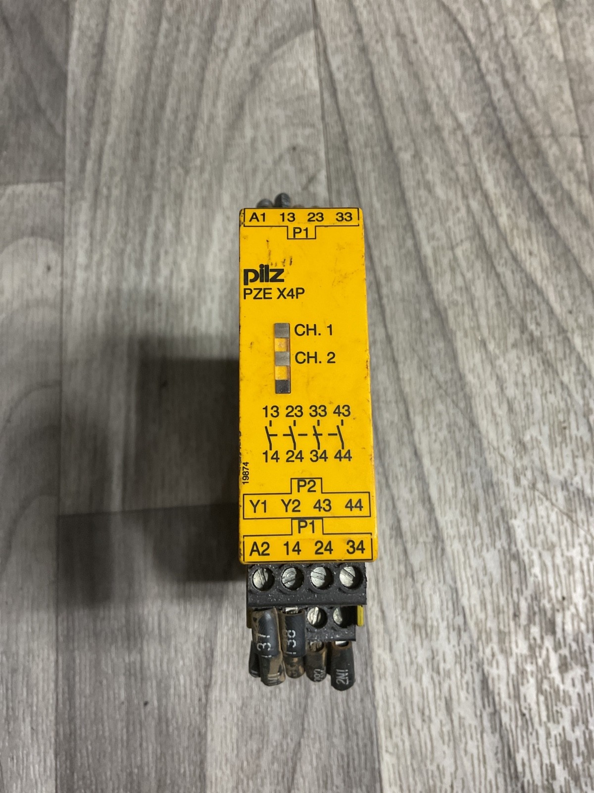 Pilz 777585 Safety Relay, PZE X4P 24VDC 4n/o, *Broken* #4030A3ML