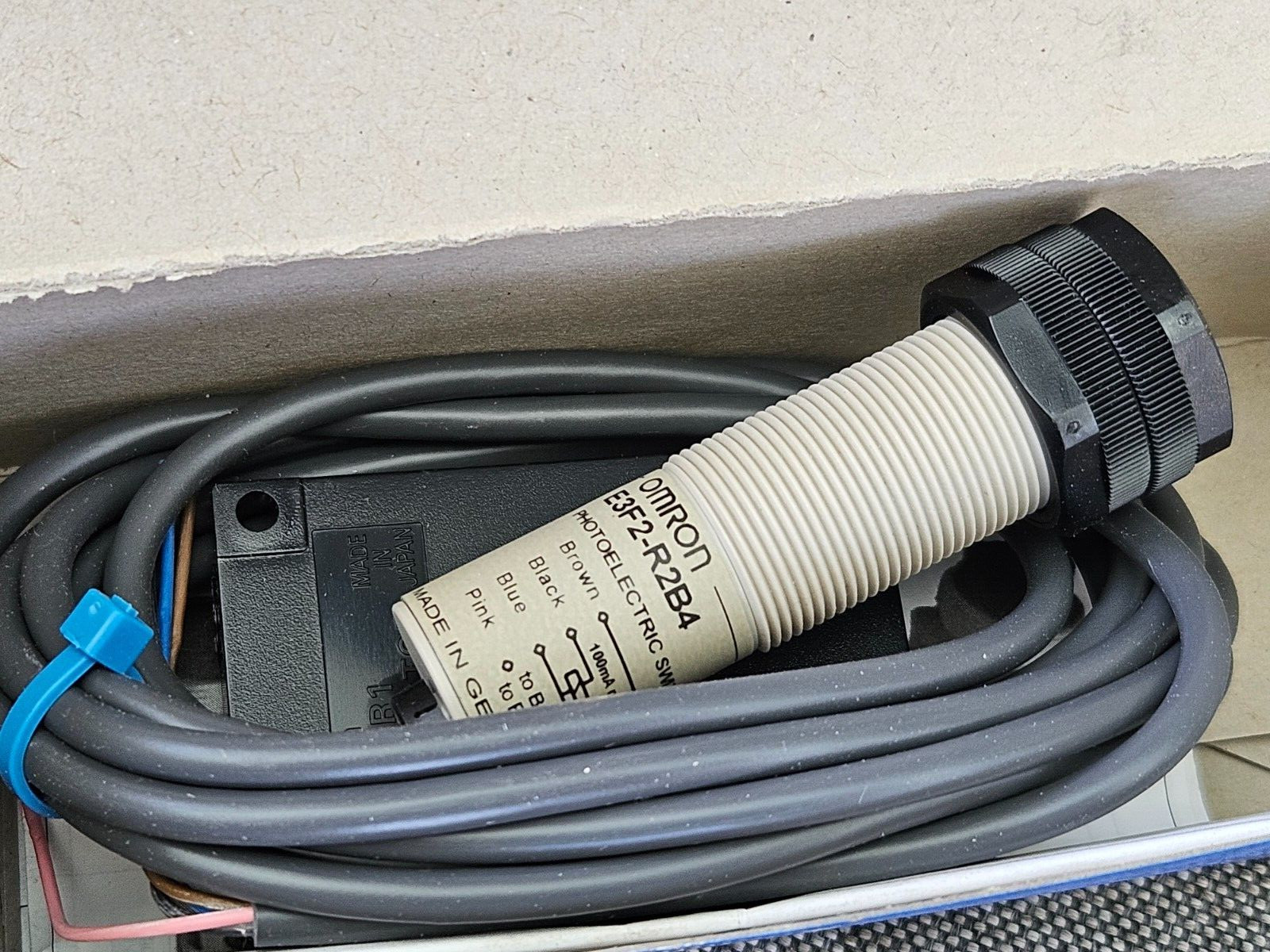 OMRON E3F2-R2B4 2M