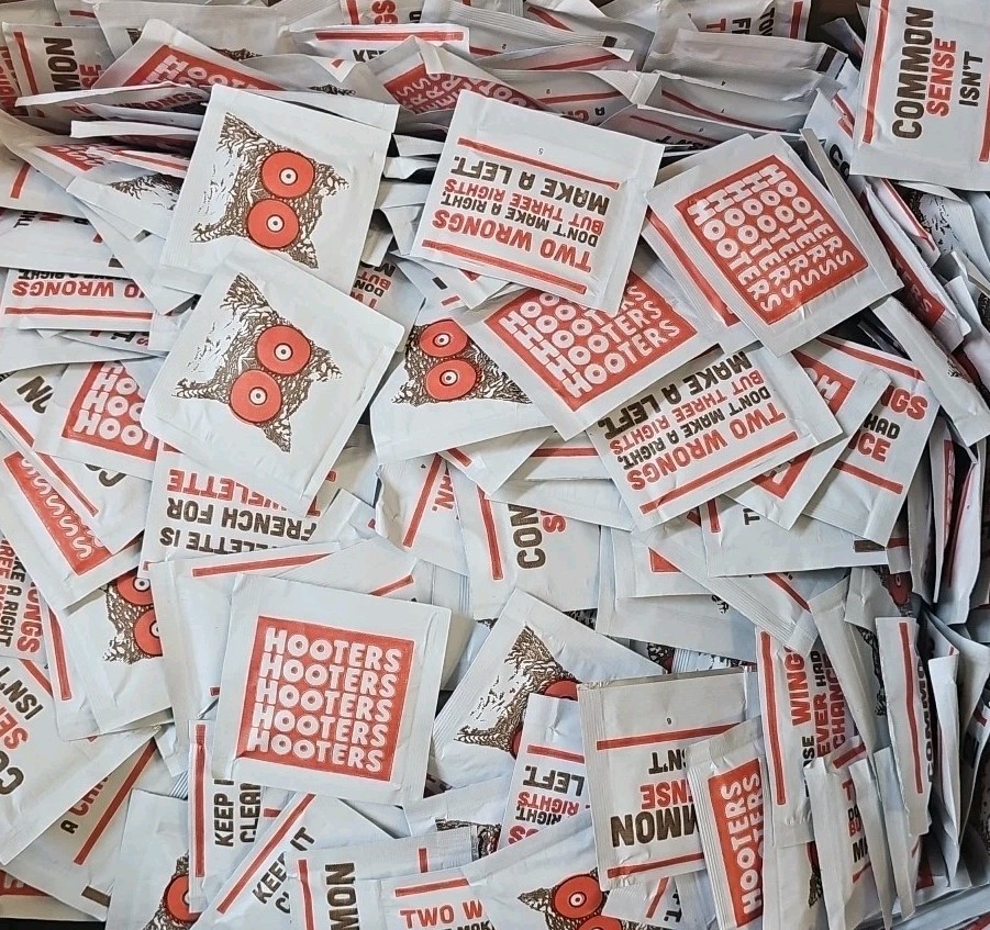 333 HOOTERS Moist Towelettes “WET NAPS” Individually Wrapped Lemon Scented