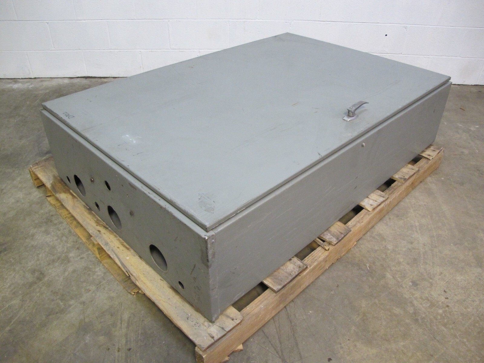 Cutler Hammer MP40 600 Amp Main Lug Breaker Panelboard 600V 3-PH 4W 600A Panel