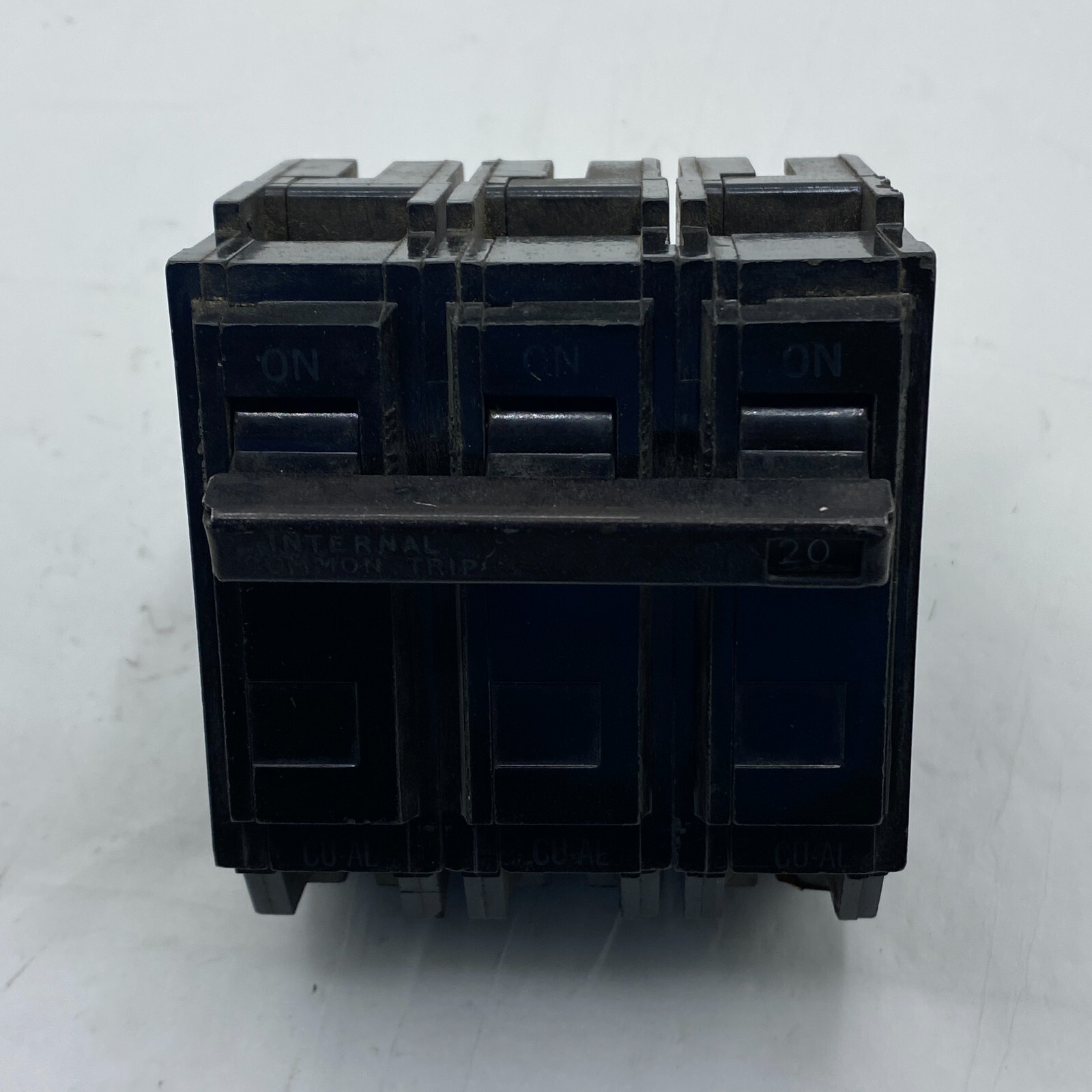 GENERAL ELECTRIC CIRCUIT BREAKER COMMON TRIP 20A 3 POLE 240V G645🔔