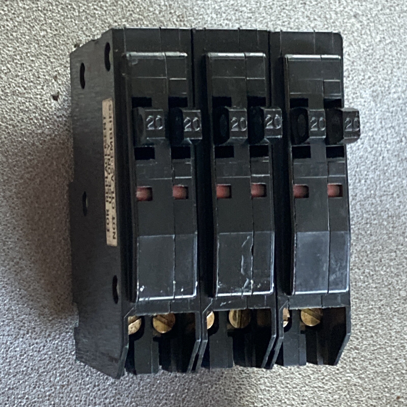 Square D QO2020 20 Amp 1 Pole 120 Volt Side by Side Metal Clip QOT2020 Non-CTL