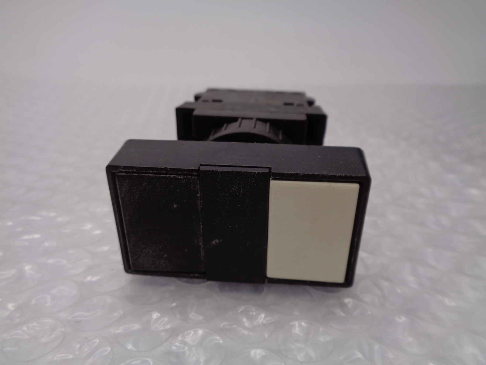 ABB SK 616 001-A MOMENTARY SWITCH NSNP