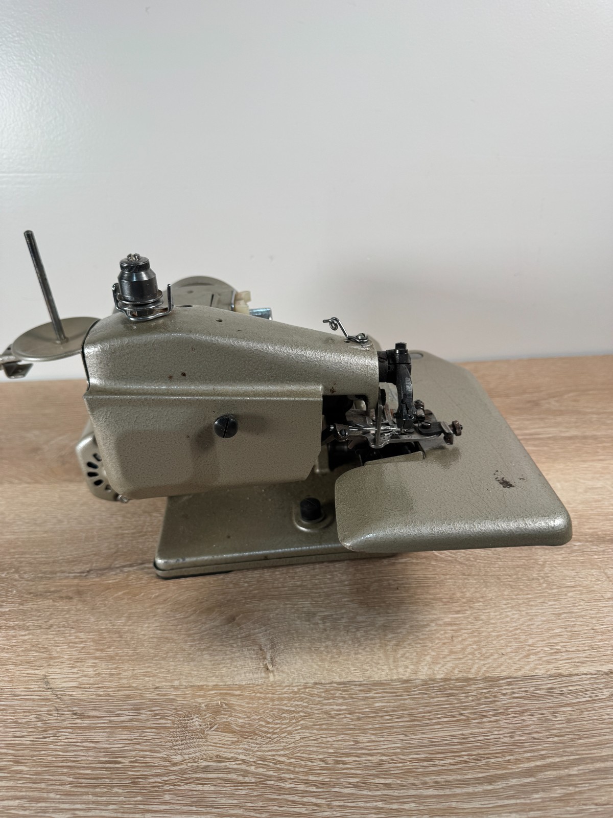 Chandler Mini Skipper Portable Blindstitch Sewing Machine w/Accessories Working*