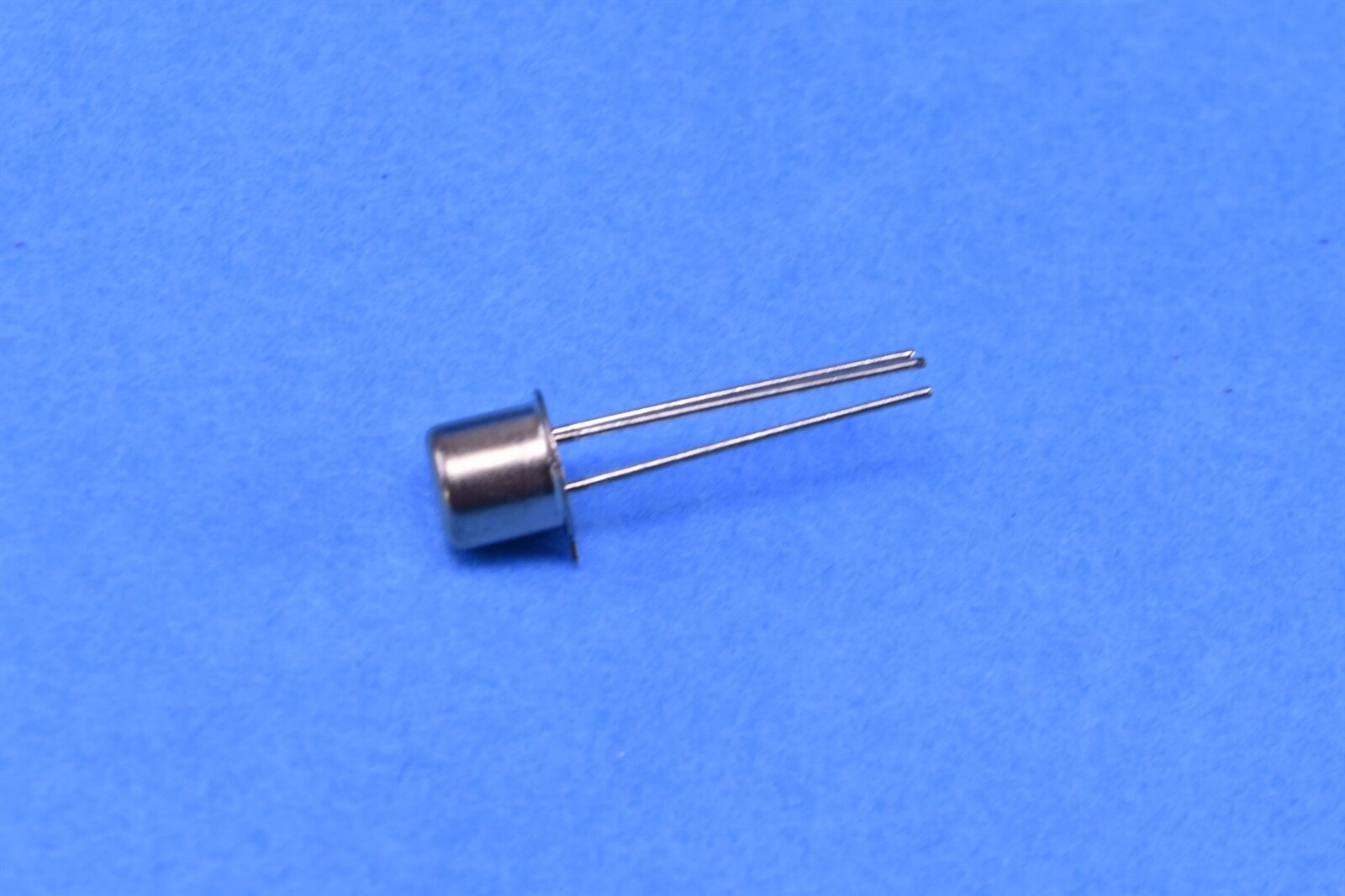 20 Microchip Bipolar Transistor NPN 50 V 800 mA 500 mW Through Hole JANTX2N2222A