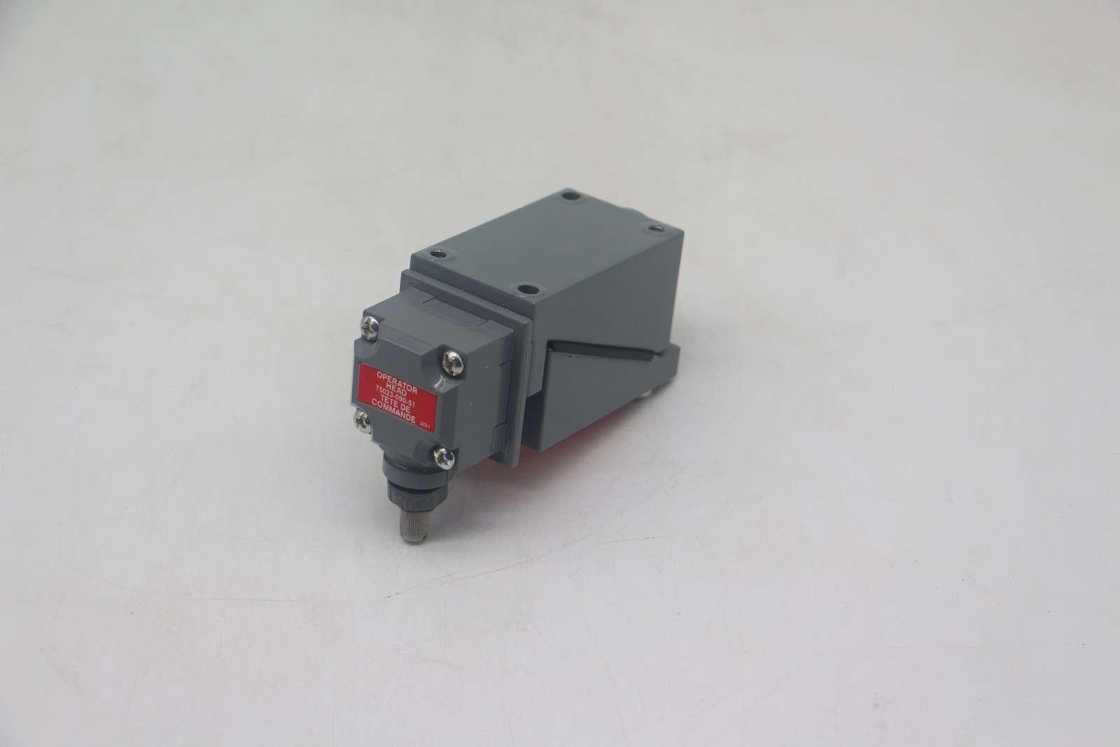 NEW Allen Bradley 802T-ATPD Metal Plug-In Oiltight Limit Switch Lever Type