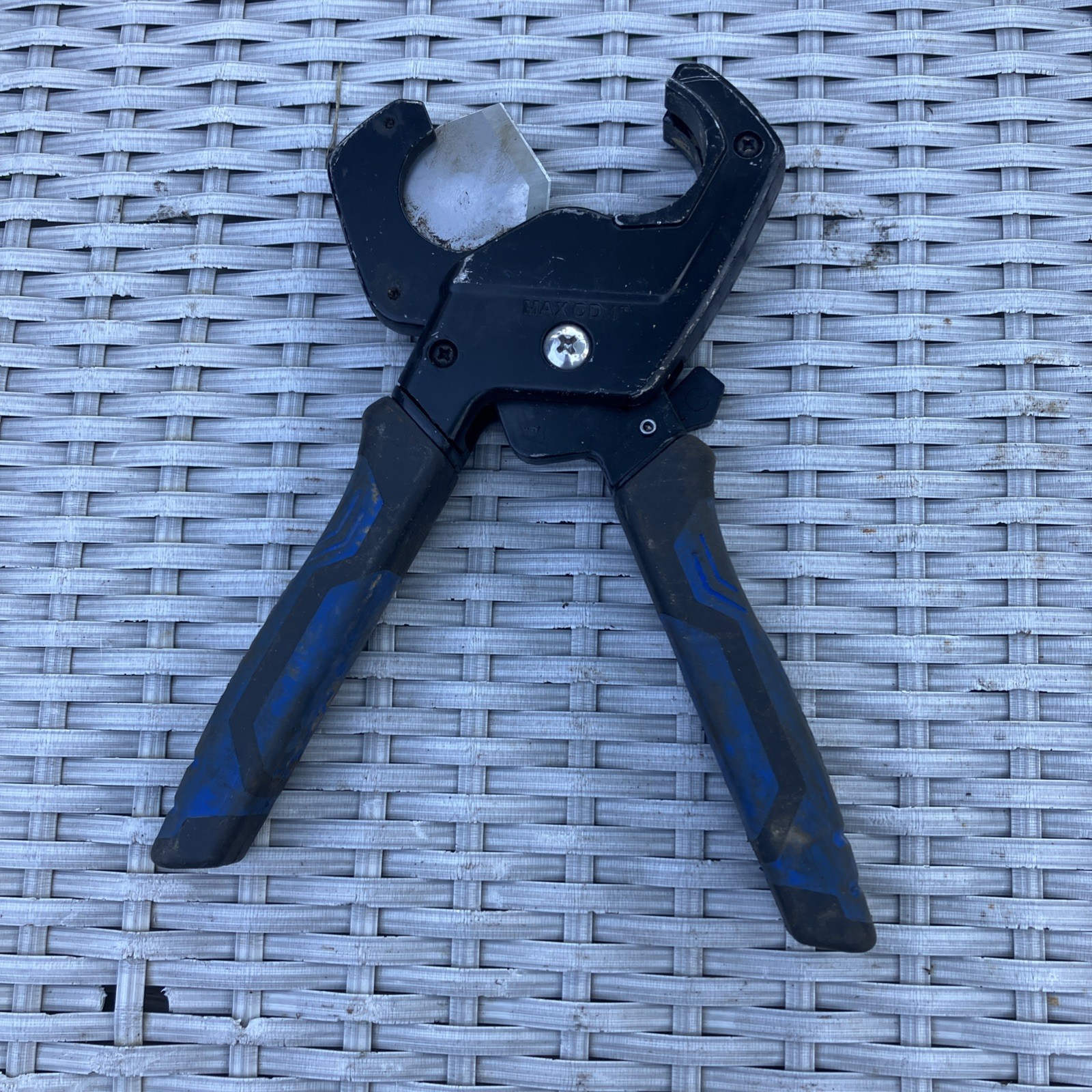 Kobalt 2146971 Pex Cutter Cuts Up to 1 inc For Rubber & Plastic Tubing New(11)