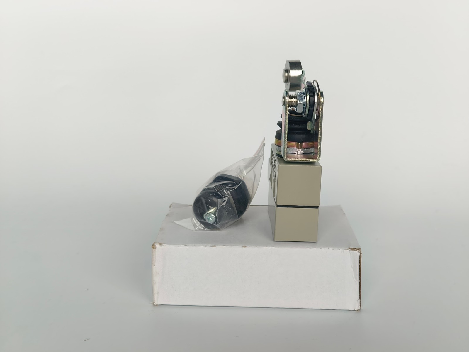 ZE-N-2S ZE-NJ-2S ZE-NA2-2S Omron New Limit Switch 1PCS: US Inventory