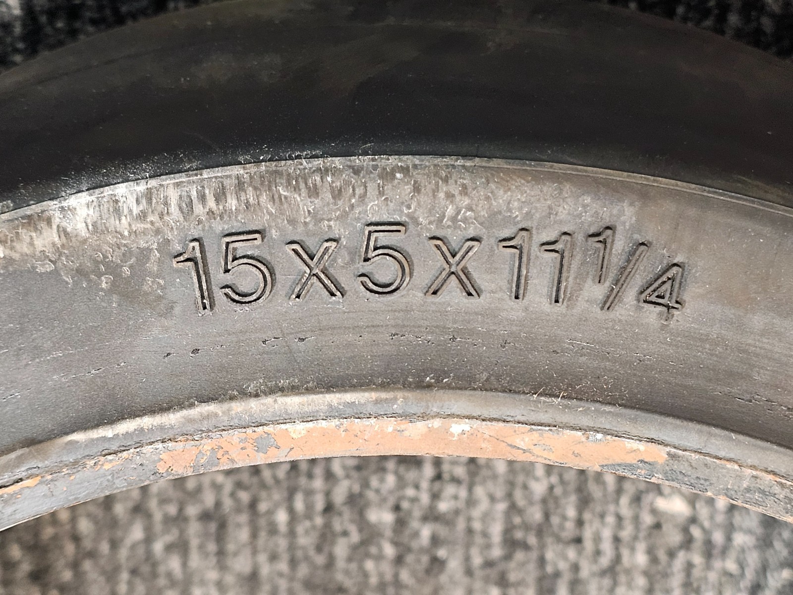(QTY 1) Solideal 15x5x11-1/4 Smooth Press-On Forklift Tire 381/127-285.8 Metric