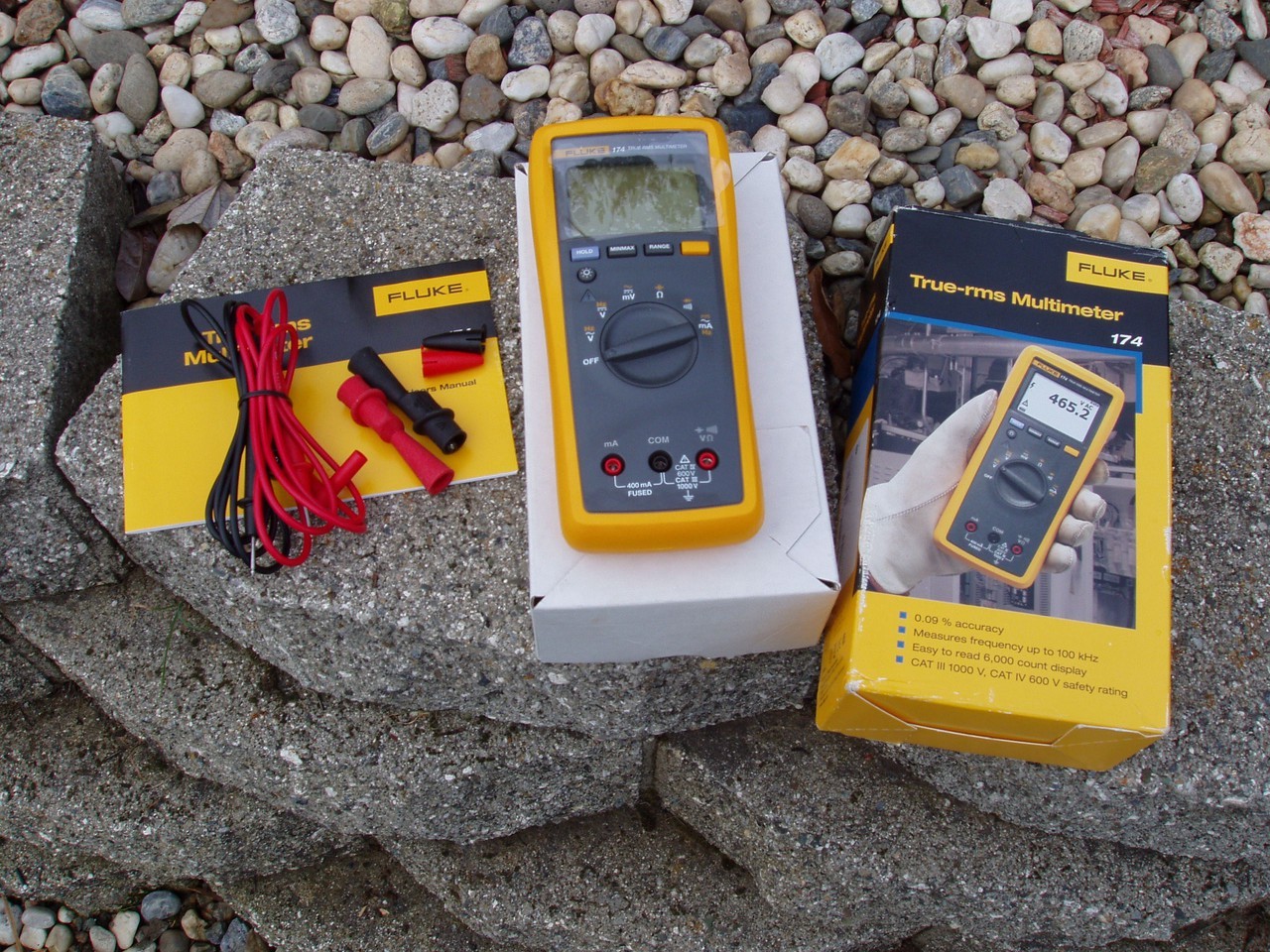 FLUKE 174 TRUE RMS DIGITAL MULTIMETER CAT III 1000V CAT IV 600V NEVER USED NEW