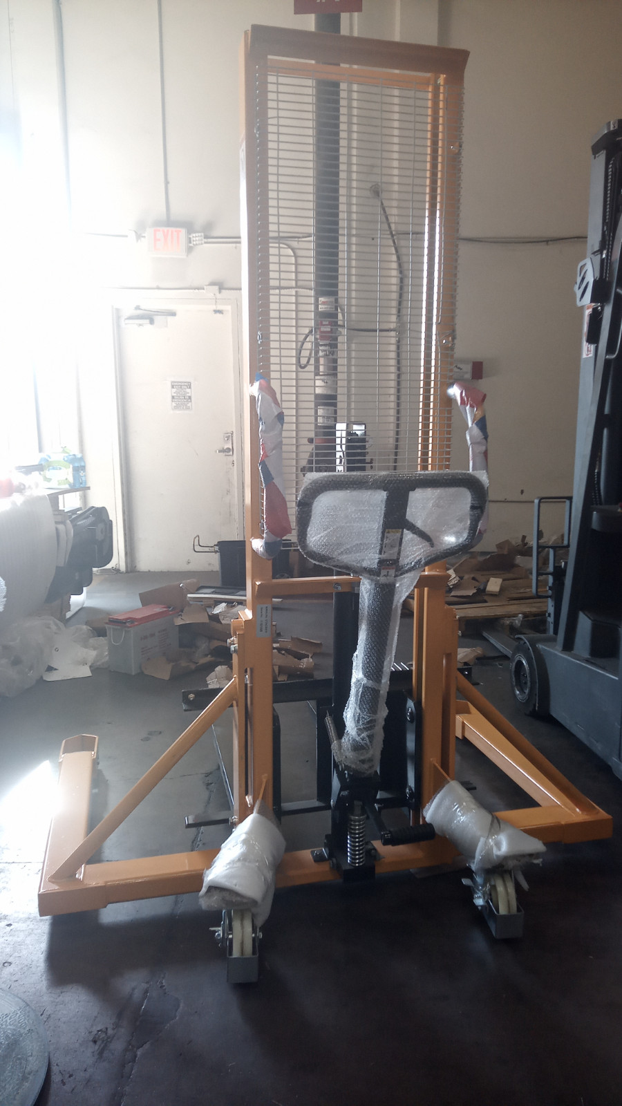 APOLLOLIFT Used 1100lbs Hydraculic Hand Manual Straddle Stacker 63″ Lift