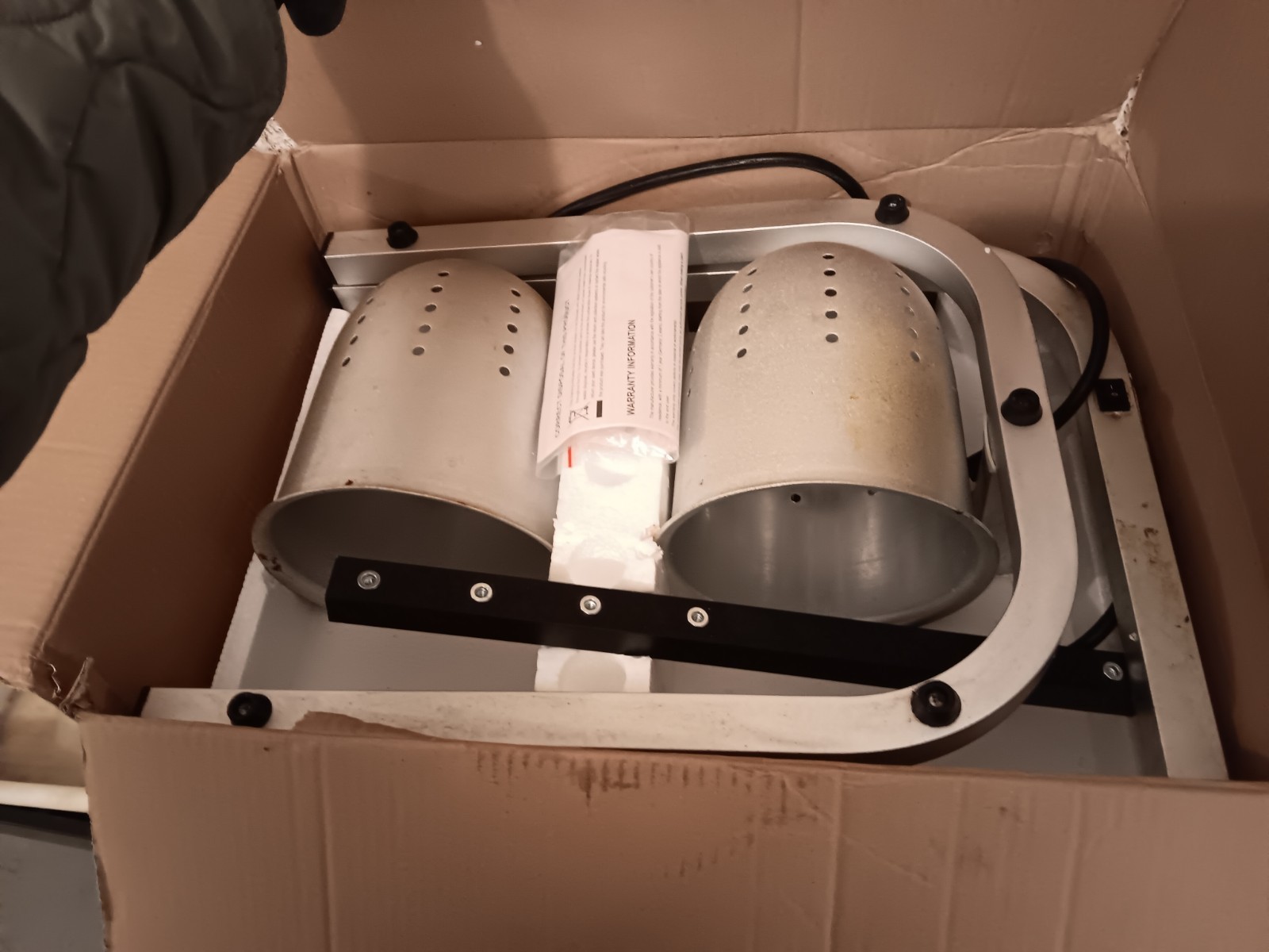 commercial food heat lamp is a 2-bulb, 500W stainless steel warmer
