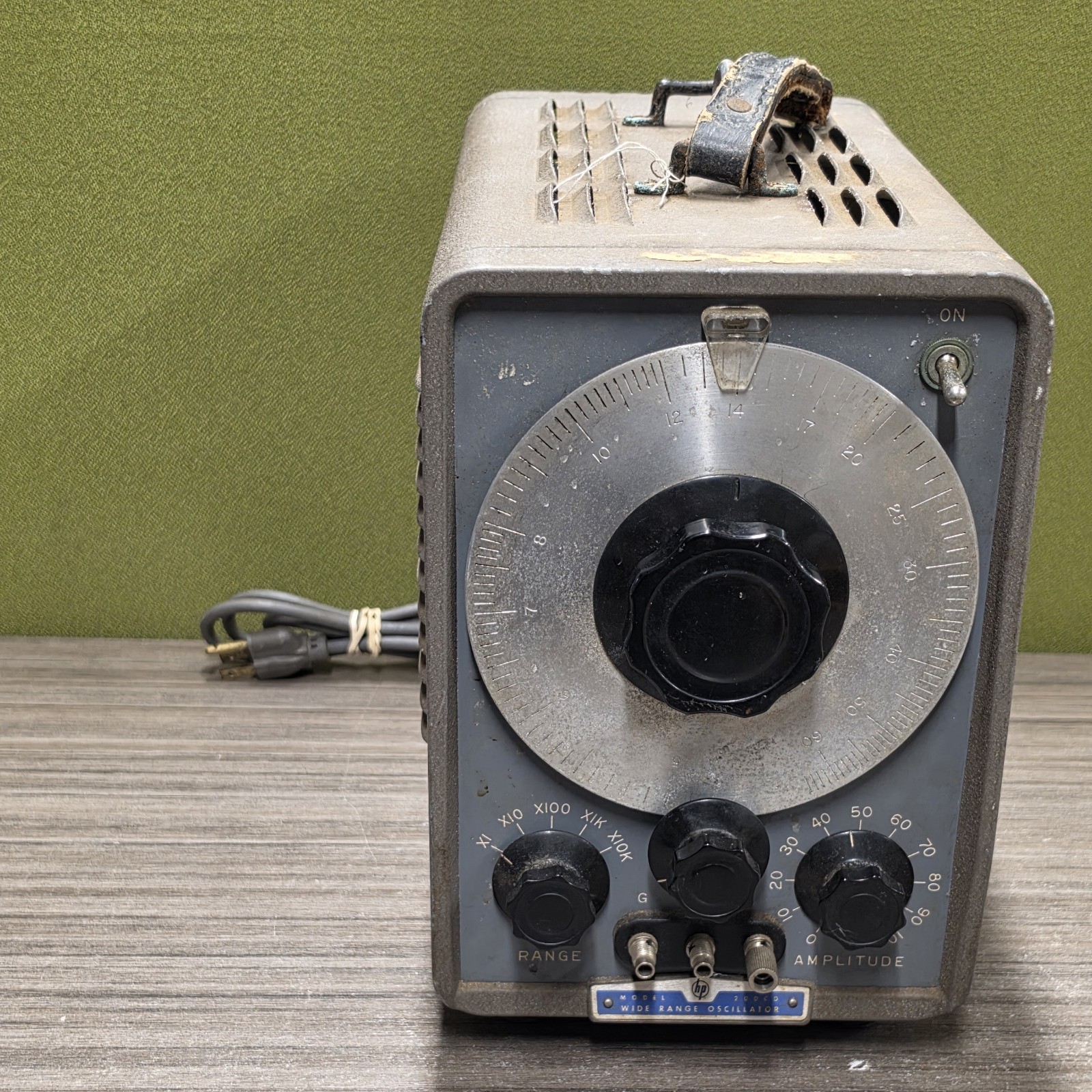 HP 200CD Oscillator – Vintage Audio Signal Generator – For Parts/Repair