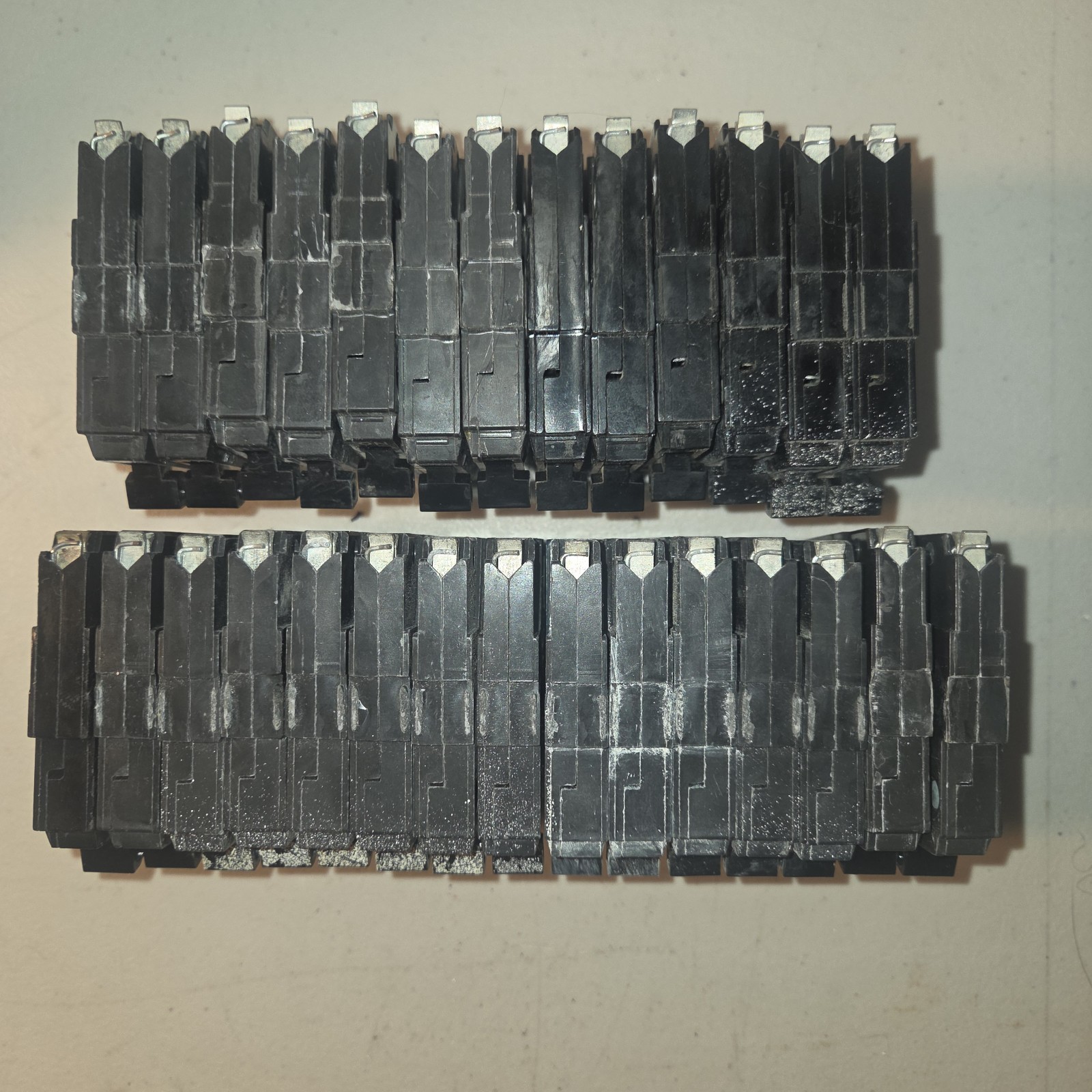 LOT OF 29 GE Thin Series Circuit Breaker 1-Pole 20-Amp THQP120