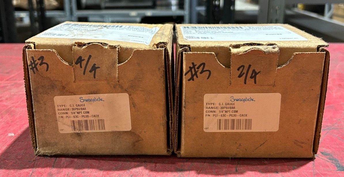 NEW IN BOX LOT OF 2 SWAGELOK PRESSURE GAUGE 1/4», 0-30PSI, PGI-63G-PG30-CAOX