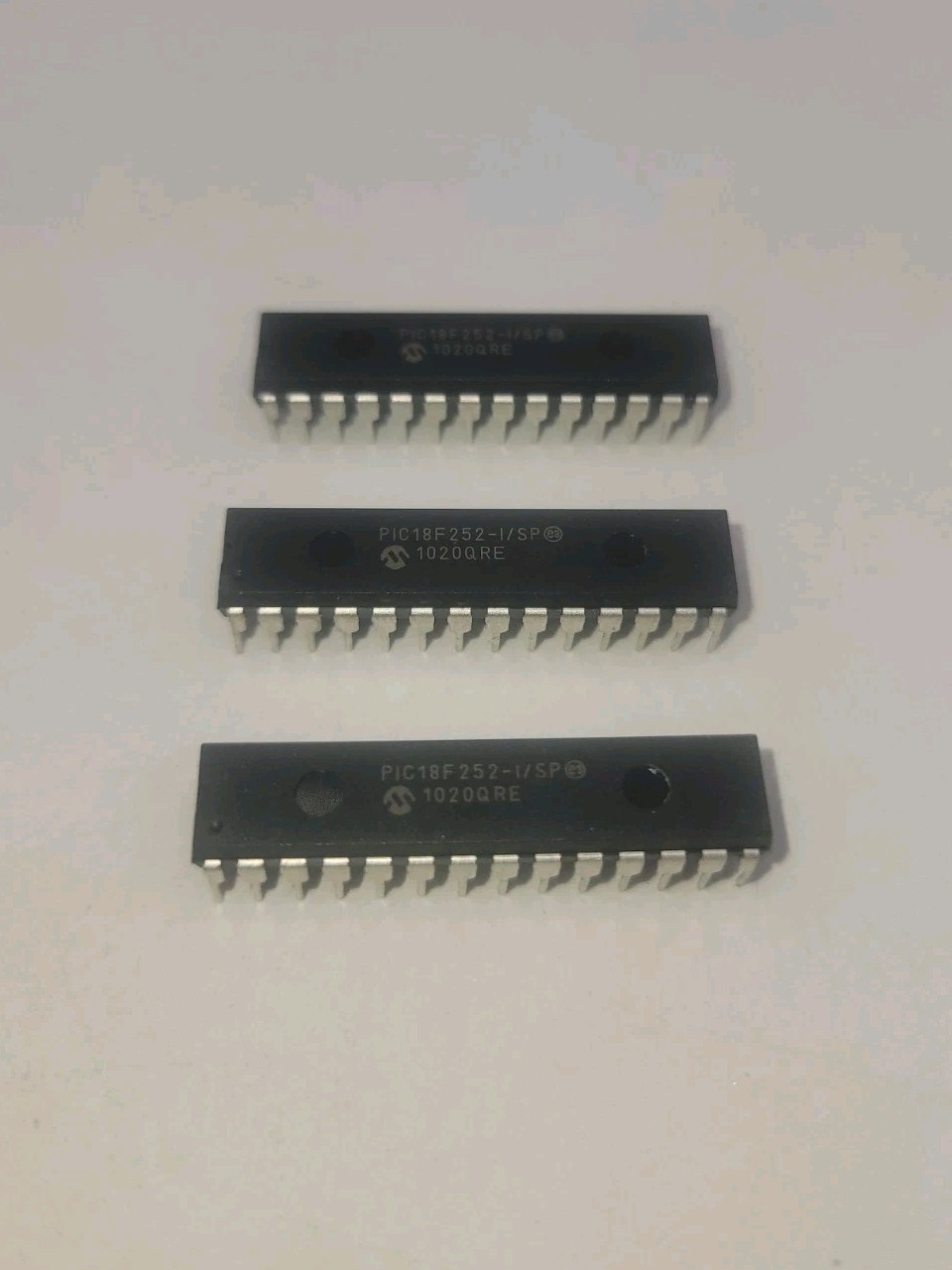 Lot Of 3 Microchip 8 bit PIC, PIC18F252 Microcontroller 40 MHz 32kB 28-Pin SPDIP