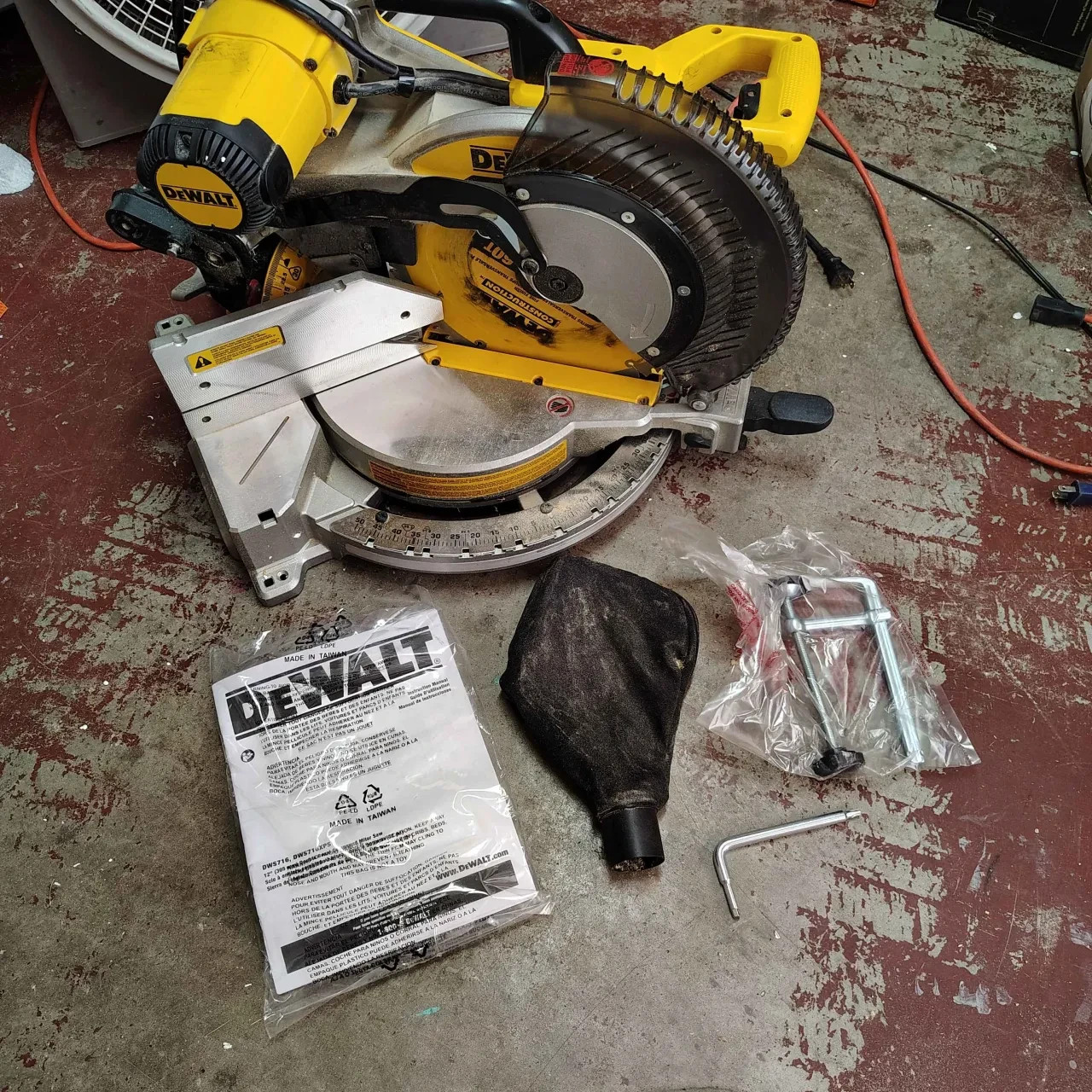 DEWALT DWS716R 15 Amp 2-Bevel 12″ Compound Miter Saw *READ*