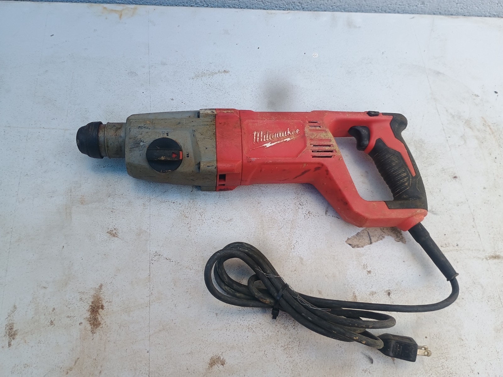Milwaukee 5262-21 120V 1″ SDS Plus Corded D-Handle Rotary Hammer, 8 Amp 1500 RPM