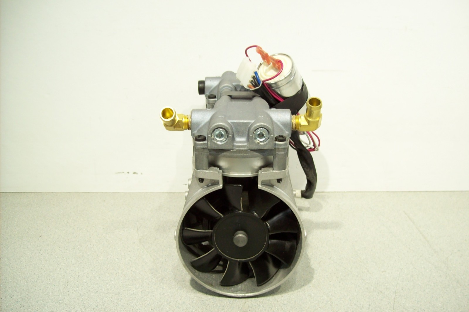 Rietschle Thomas 2505CE Oilless Vacuum Air Pump 20-27 In Hg 30-50 Psi