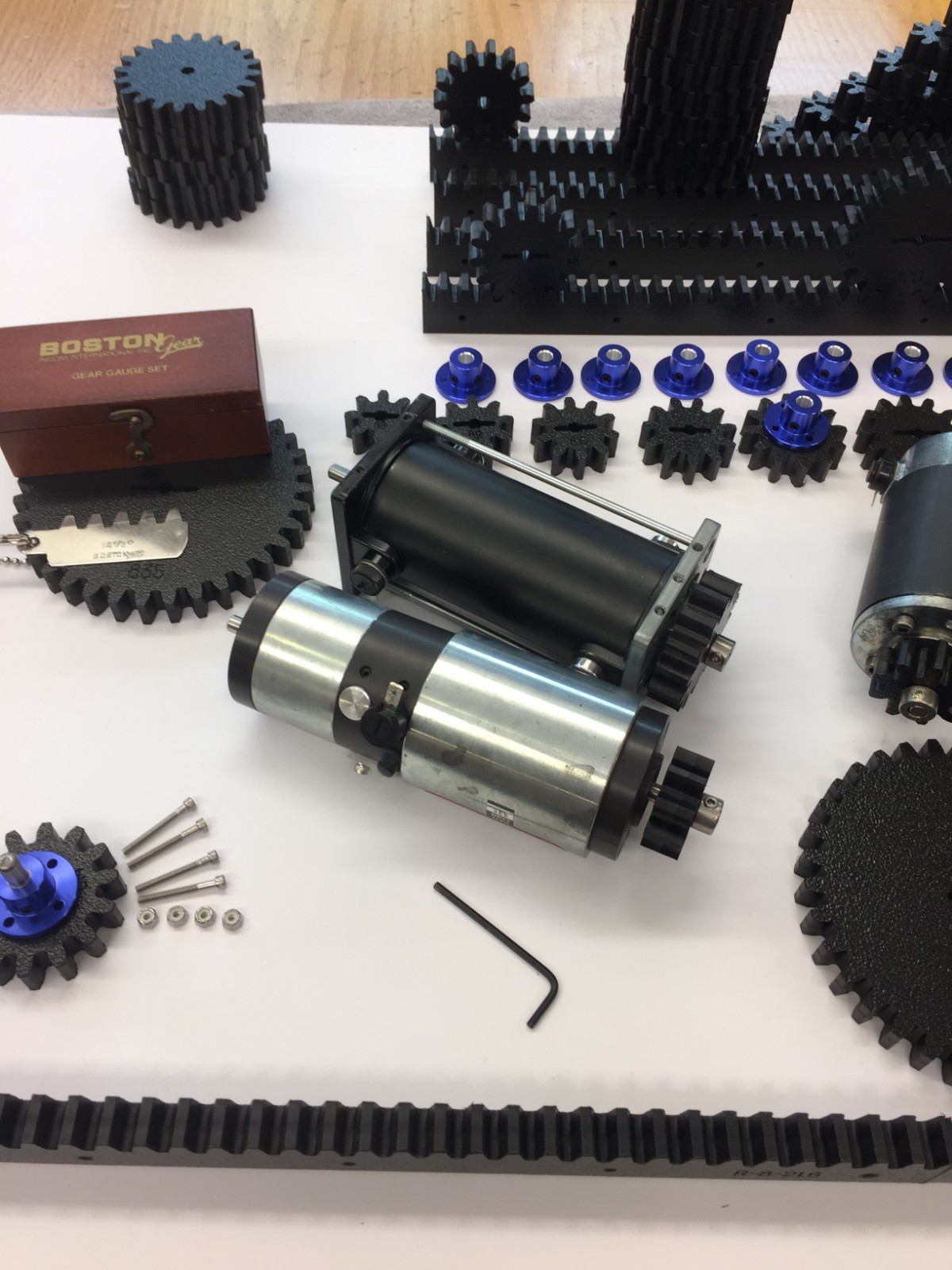 DIY MAKER SPUR GEARS FROM BOSTON MA.1/4″ BORE 8 PITCH, HUBS, SHAFT, GEAR RACK