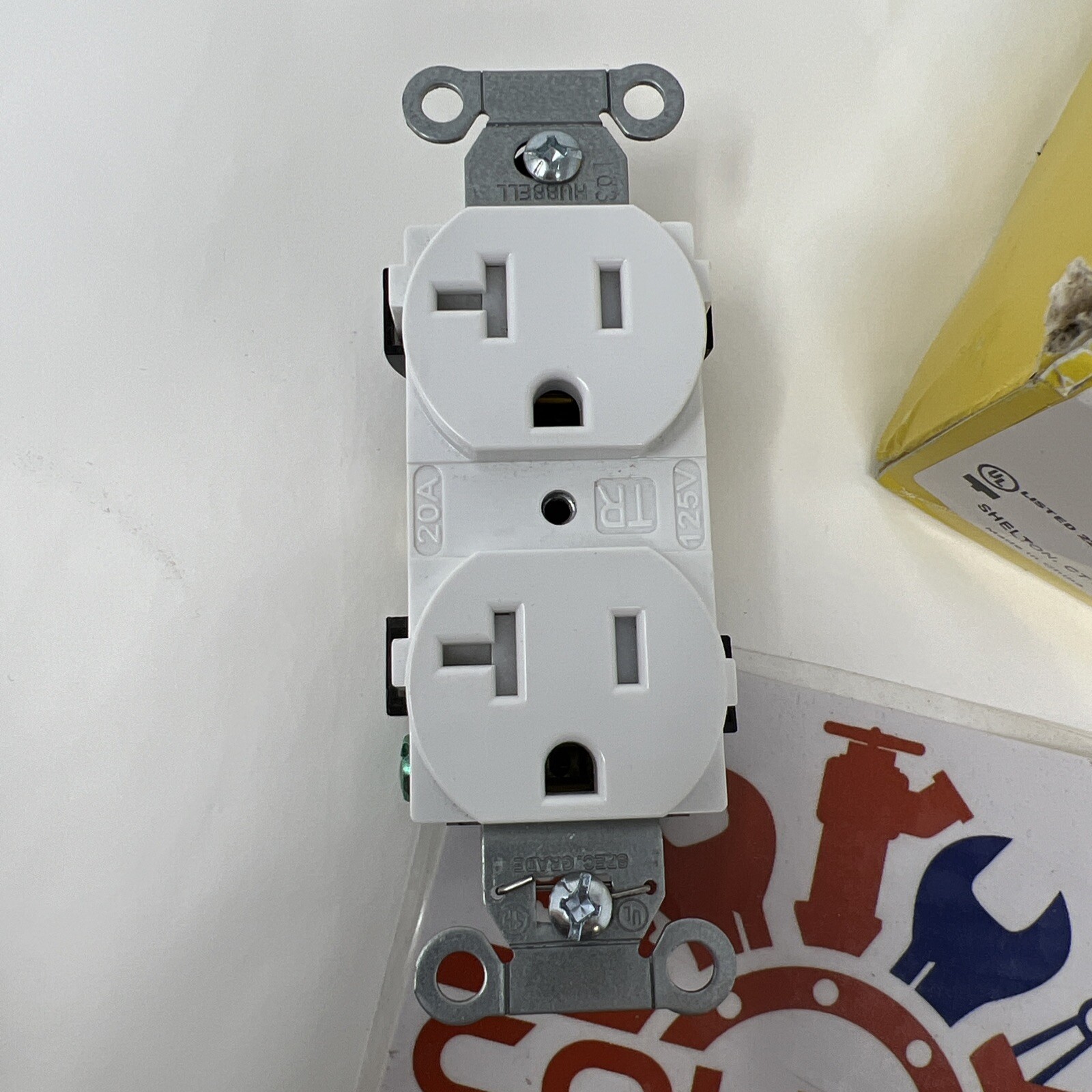 HUBBELL BR20WHIWRTR Receptacle, Duplex 20A 5-20R 125V White Back & Side Wired