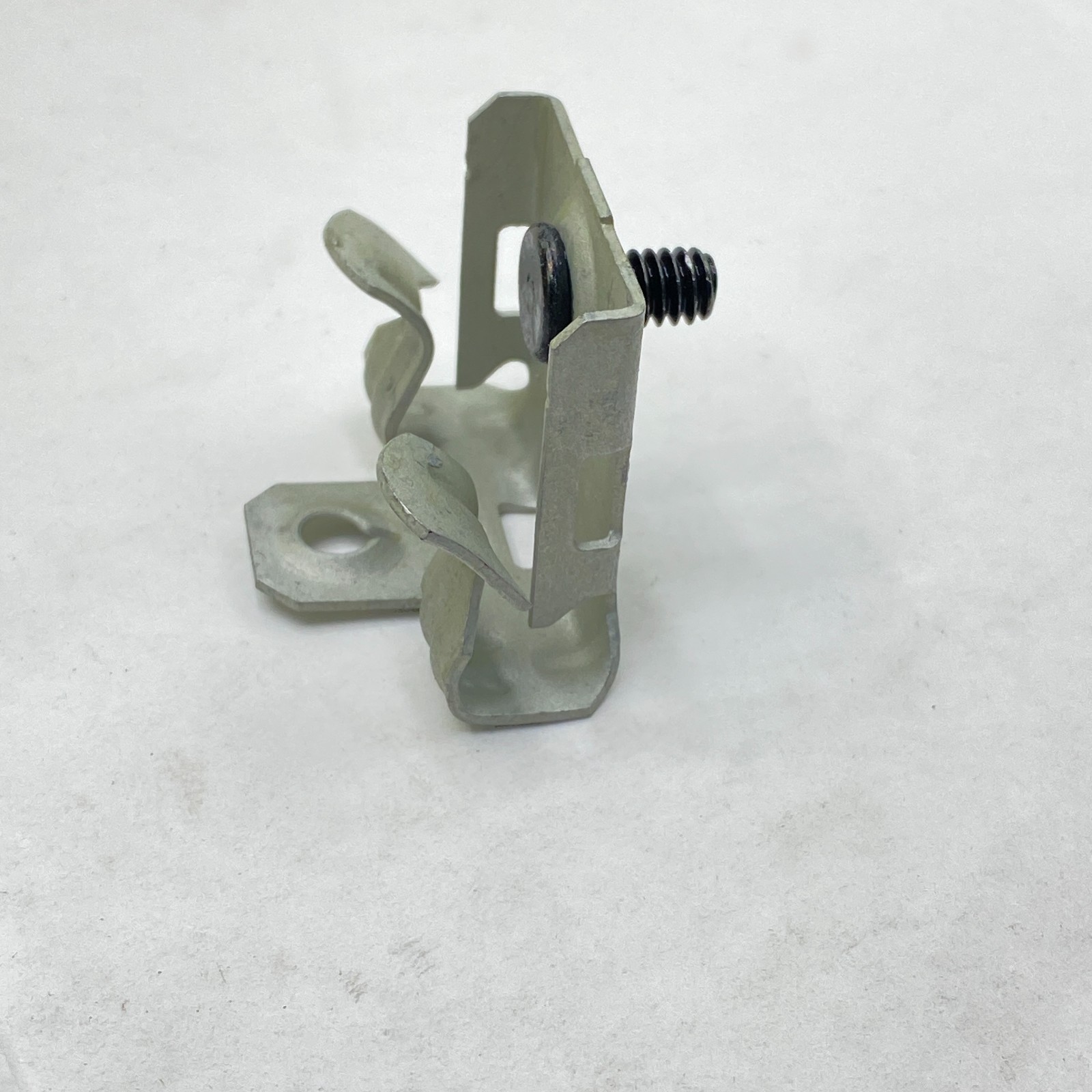 BOX OF 100 Nvent Caddy M24S Universal Beam Clamps 1/8″-1/4″ Flange w/Stud Bottom