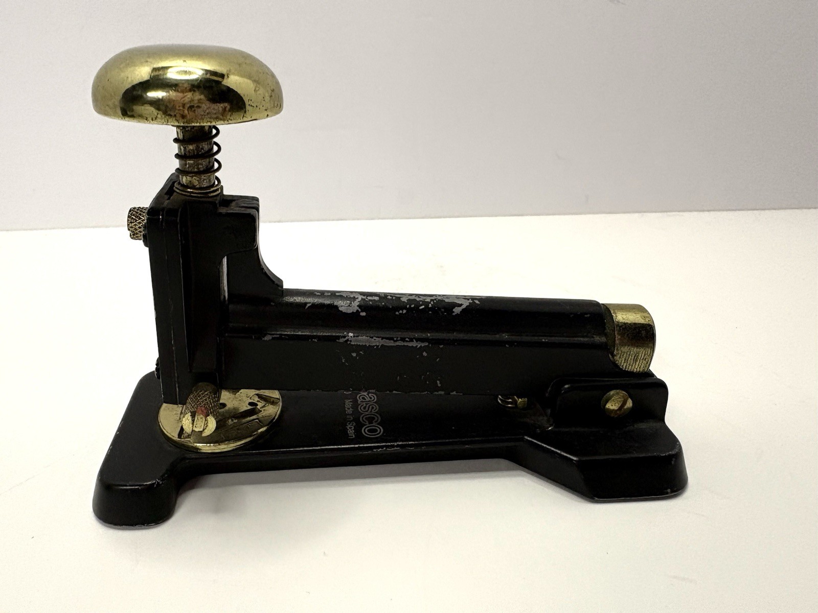 El Casco M-10 Desk Stapler – Made In Spain – Black & 23k Gold Plating