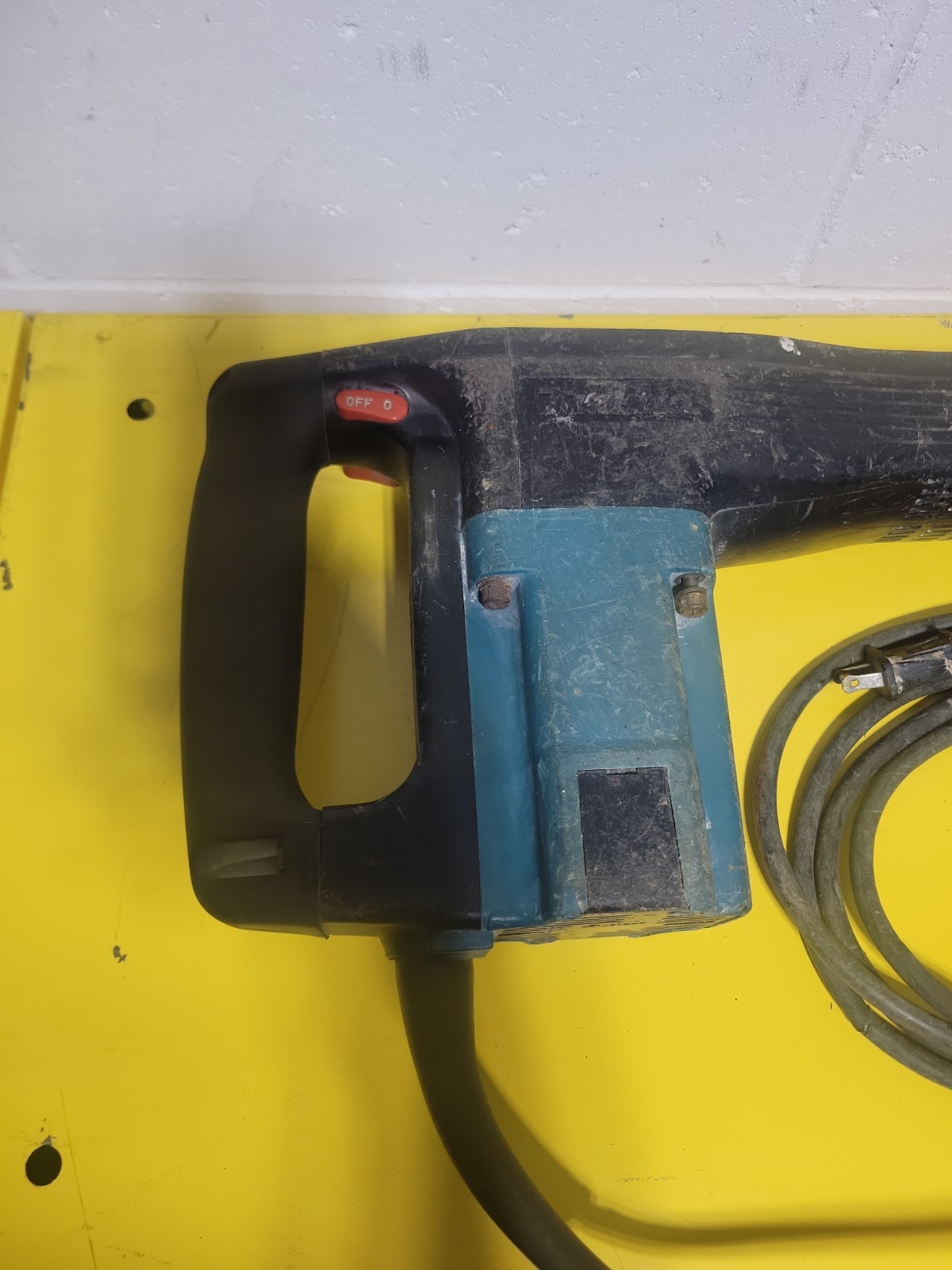Makita HM1100C Corded Electric Demolition Jack Hammer Breaker Chip Gun W/ Case