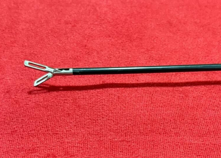Laparoscopic Fenestrated Grasping Forceps 5mm For Laparoscopic Surgery