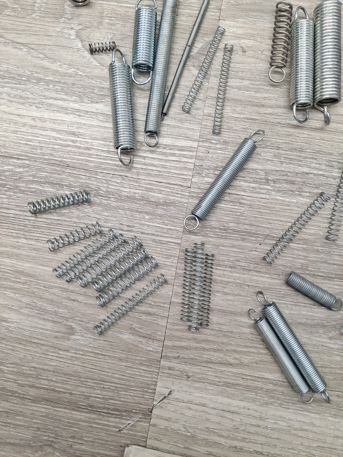 Assorted Springs 80 Pieces As Shown Various Sizes And Thickness ( Read Descripti
