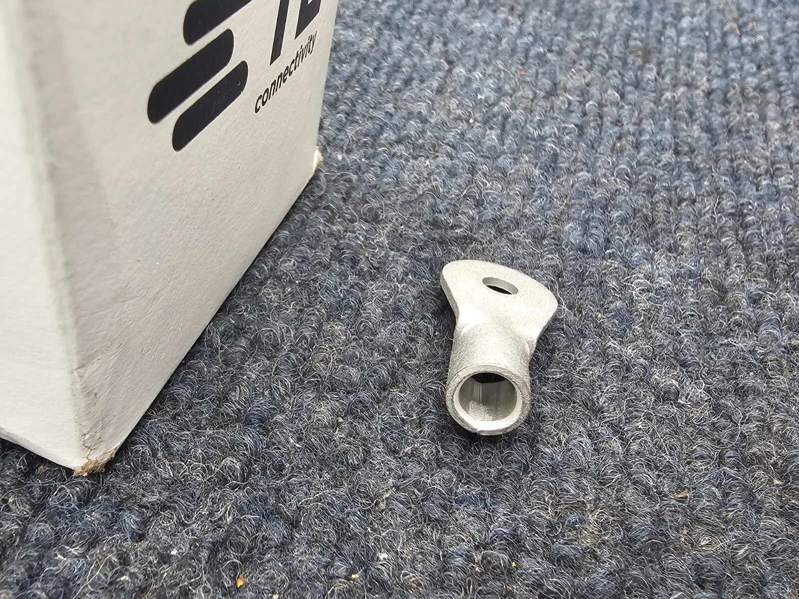(QTY 100) TE Connectivity 33464: Closed Ring Tongue Terminals 6 AWG #10 Stud