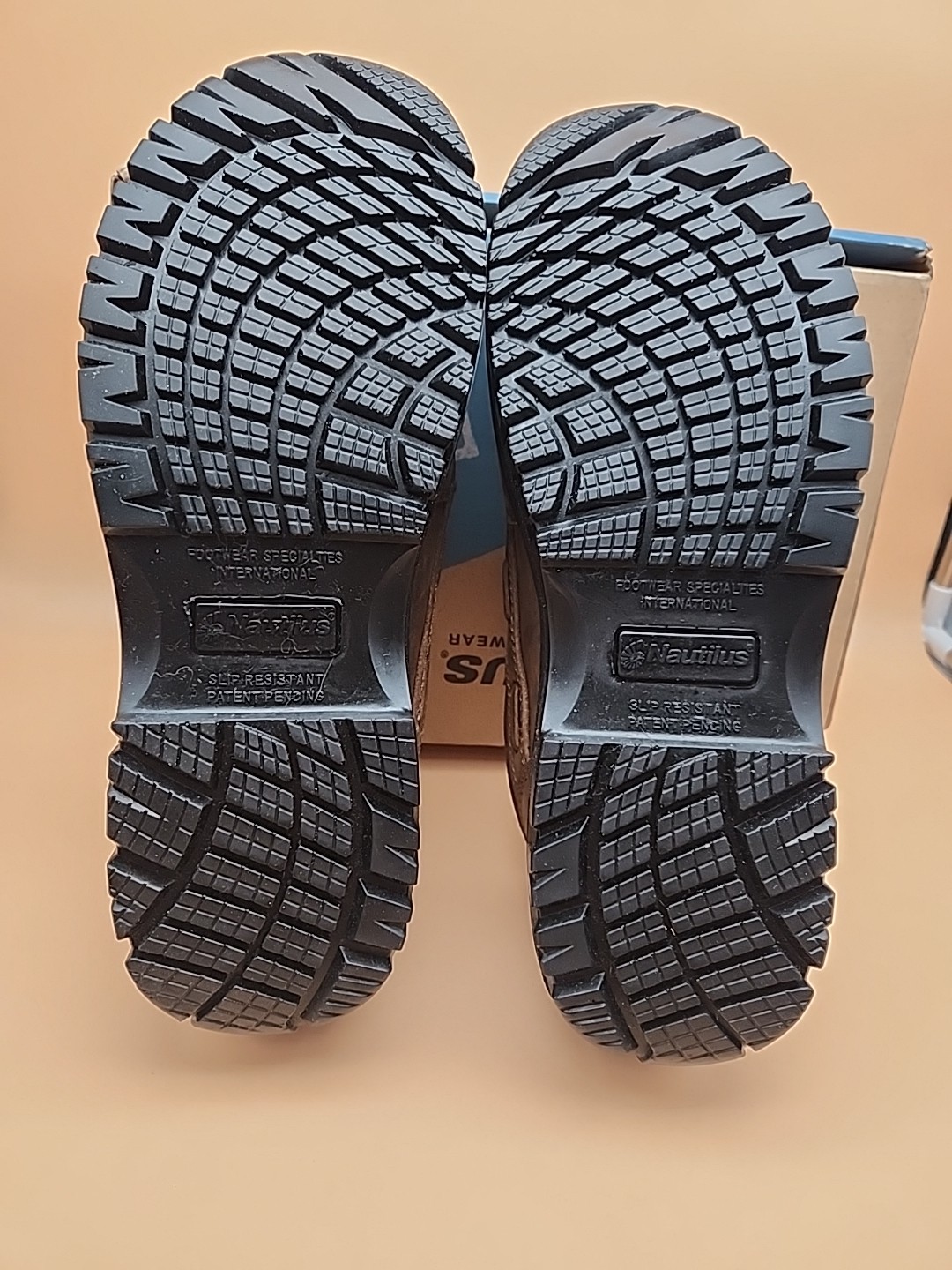 Nautilus Safety Footwear Men’s 1826 Safey Toe Shoe Men’s Size 9.5 Wide