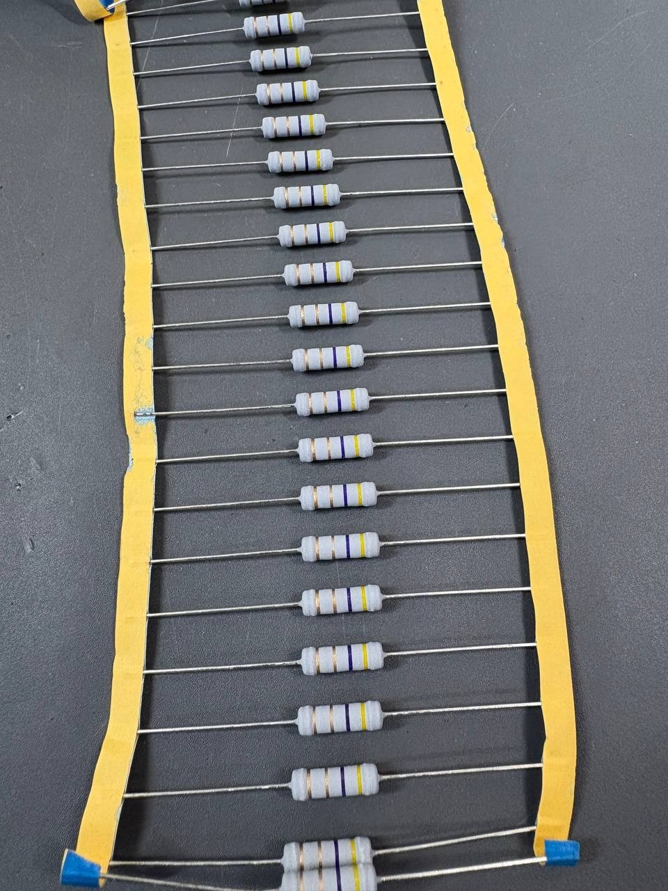 200x 4.7 Ohm 2W Resistor ±5% Axial Through Hole 4R7 Carbon Film
