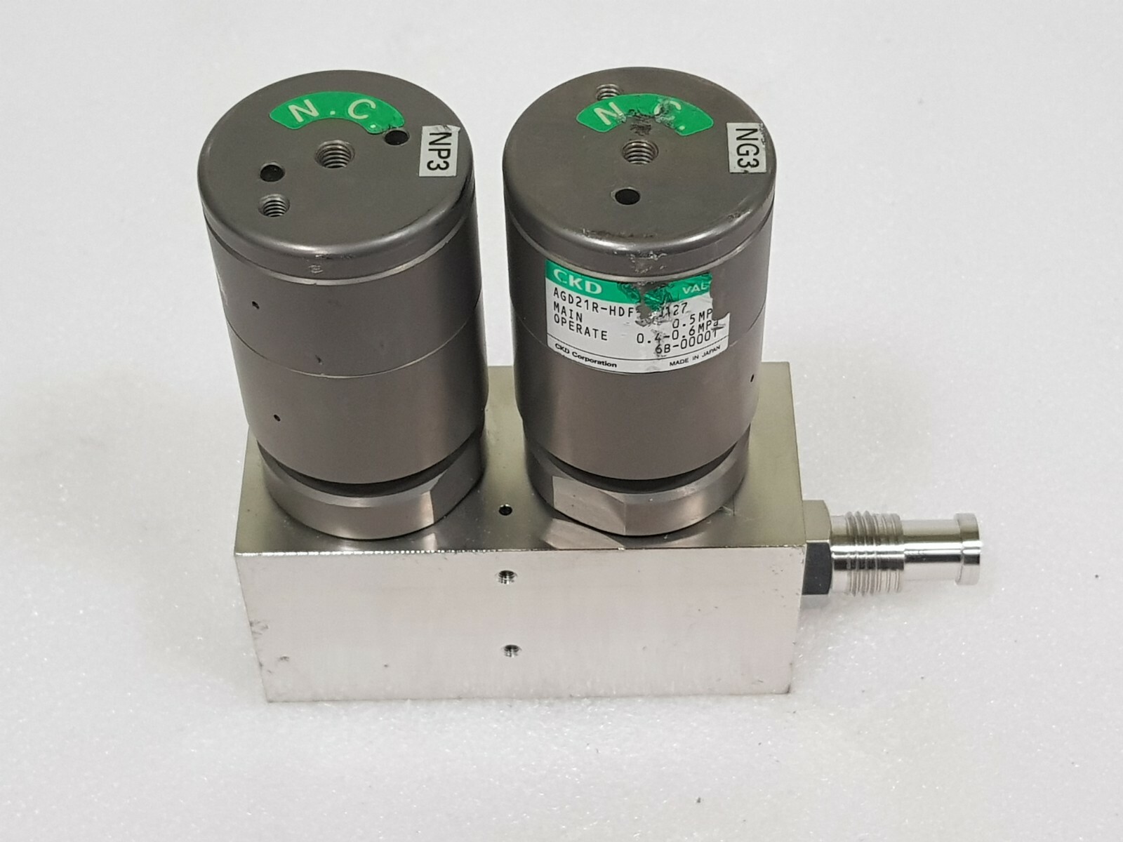 CKD AGD21R-HDF-X0127,MAIN:0.5MPa,OPERATE:0.4-0.6MPa,LABEL DAMAGED FREE SHIP