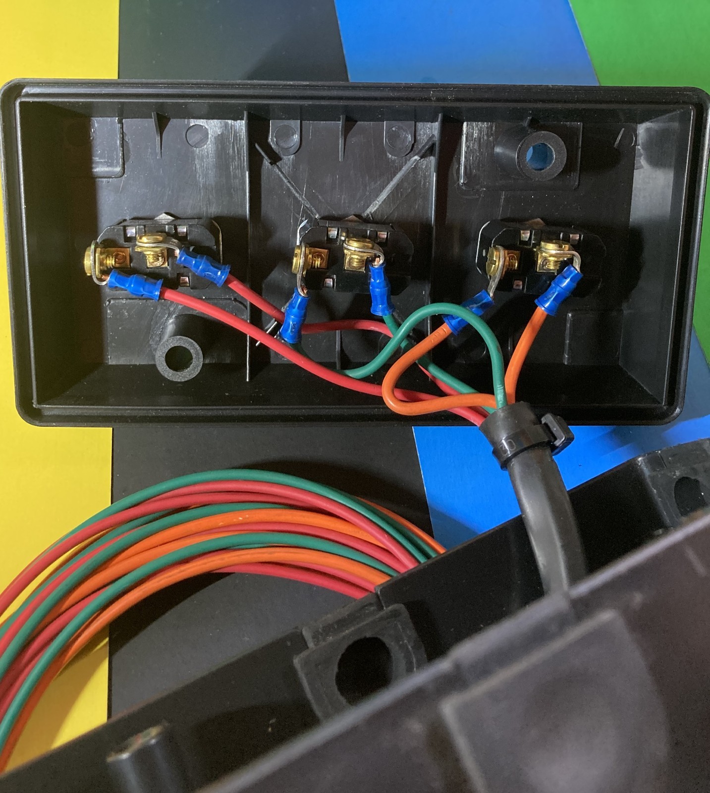 SWITCH BOX, 12 VOLTS DC, 3 SPST 15 AMP TOGGLE SWITCHES WITH HARNESS, NEW