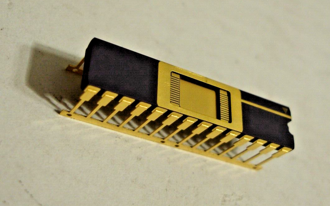 Chip carrier ceramic-gold C-DIP 28 pin 13-029-028 SILVERGLASS