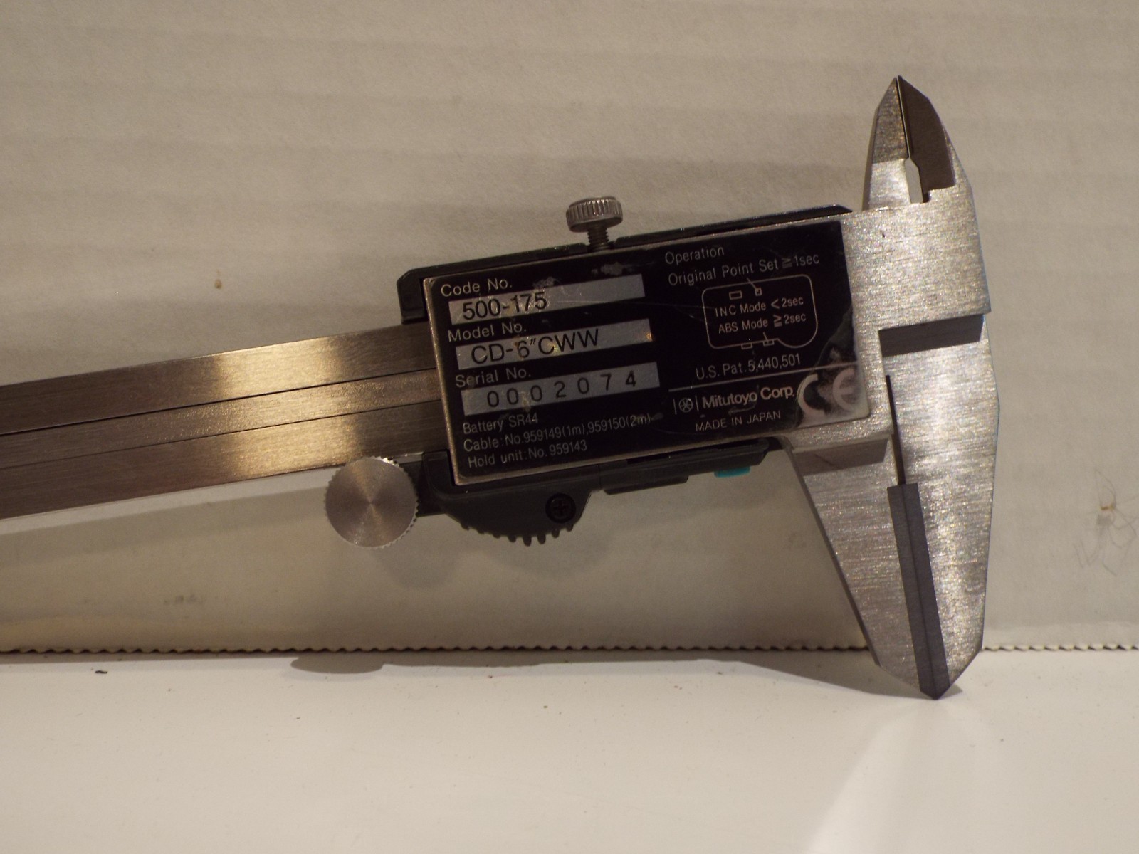 Mitutoyo Digimatic 0-6″ Digital Caliper 500-175 Model CD-6″CWW Carbide Faced